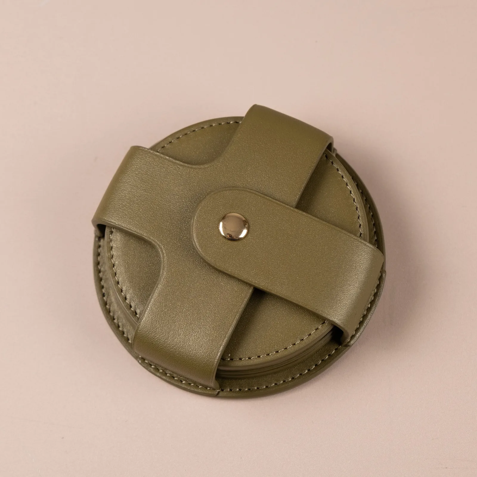 Ảnh Studio Bộ lót ly da kèm đai giữ màu xanh olive - Koi Leather