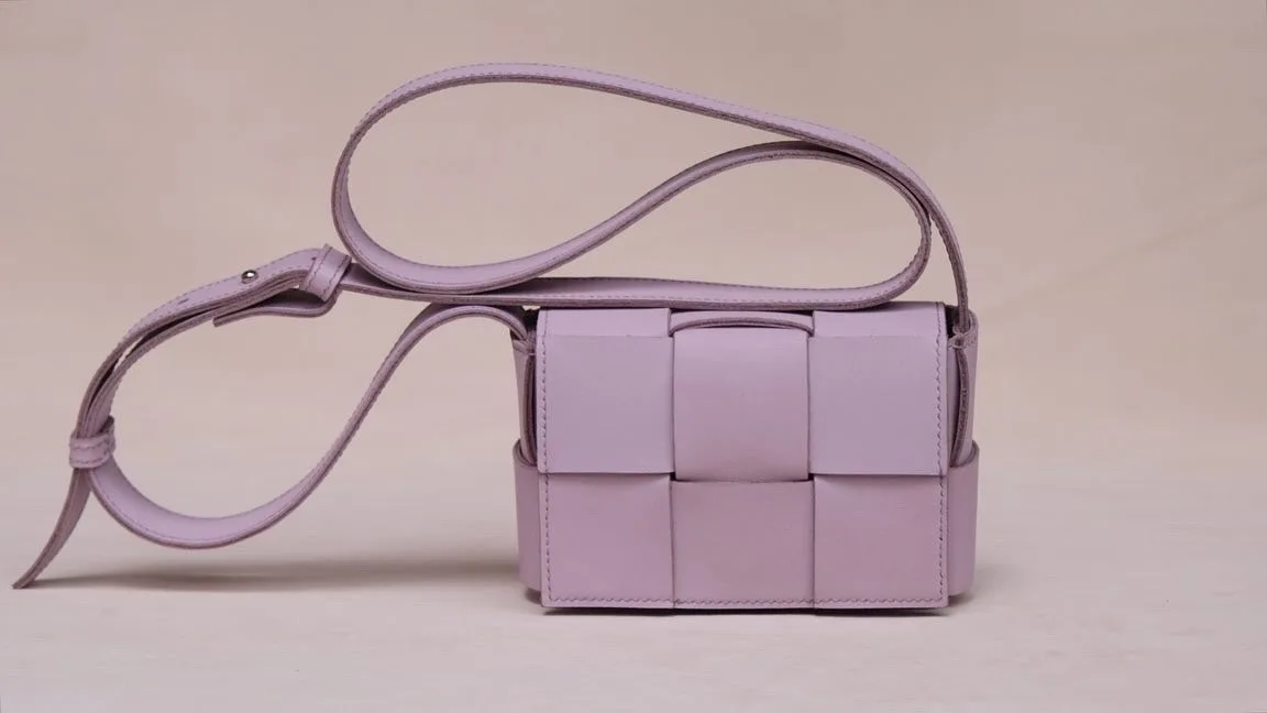 Ảnh Studio Túi đeo chéo da bò đan nan vuông mini nắp gập - Koi Leather