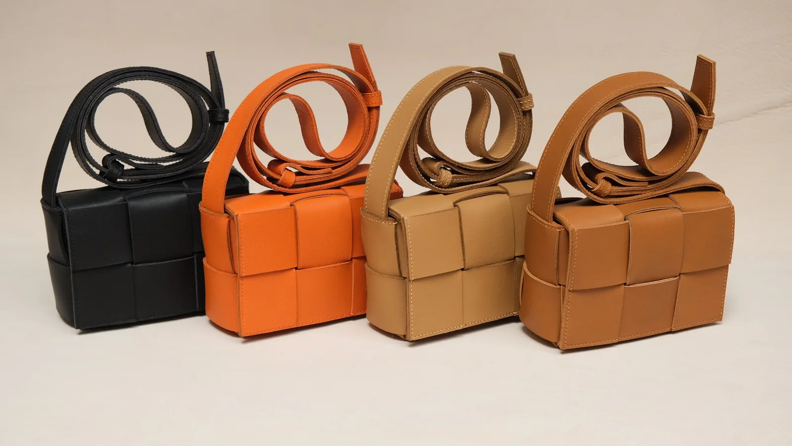Ảnh Studio Túi đeo chéo da bò đan nan vuông mini nắp gập - Koi Leather