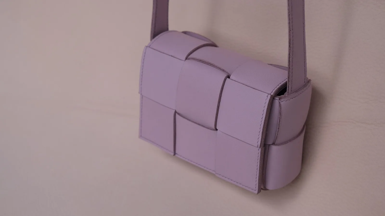 Ảnh Studio Túi đeo chéo da bò đan nan vuông mini nắp gập - Koi Leather