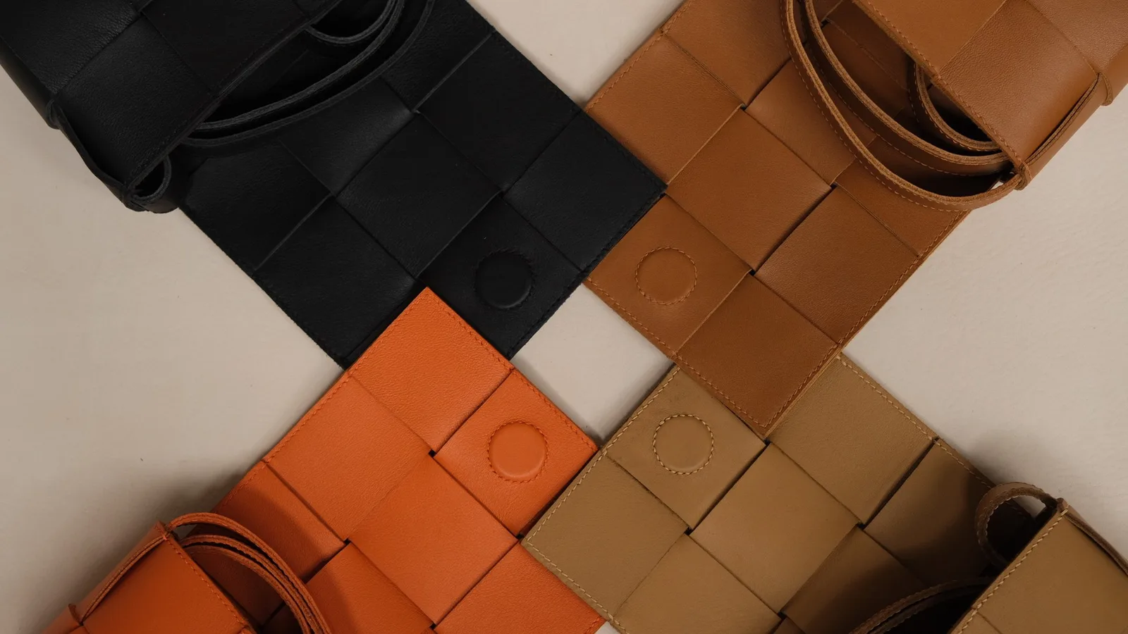 Ảnh Studio Túi đeo chéo da bò đan nan vuông mini nắp gập - Koi Leather
