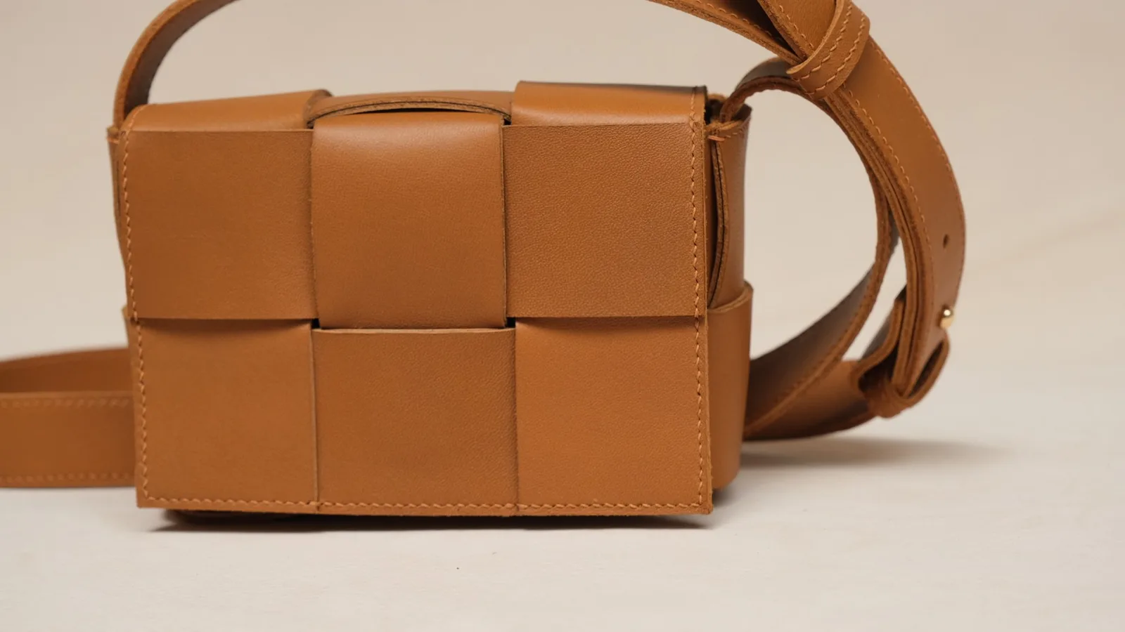 Ảnh Studio Túi đeo chéo da bò đan nan vuông mini nắp gập - Koi Leather
