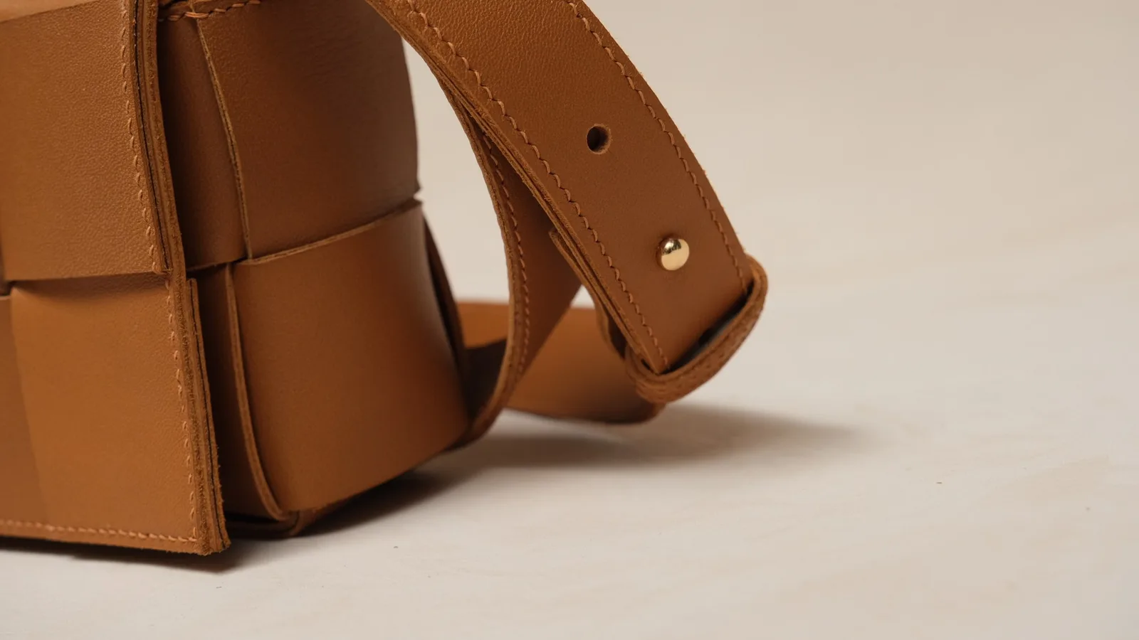 Ảnh Studio Túi đeo chéo da bò đan nan vuông mini nắp gập - Koi Leather
