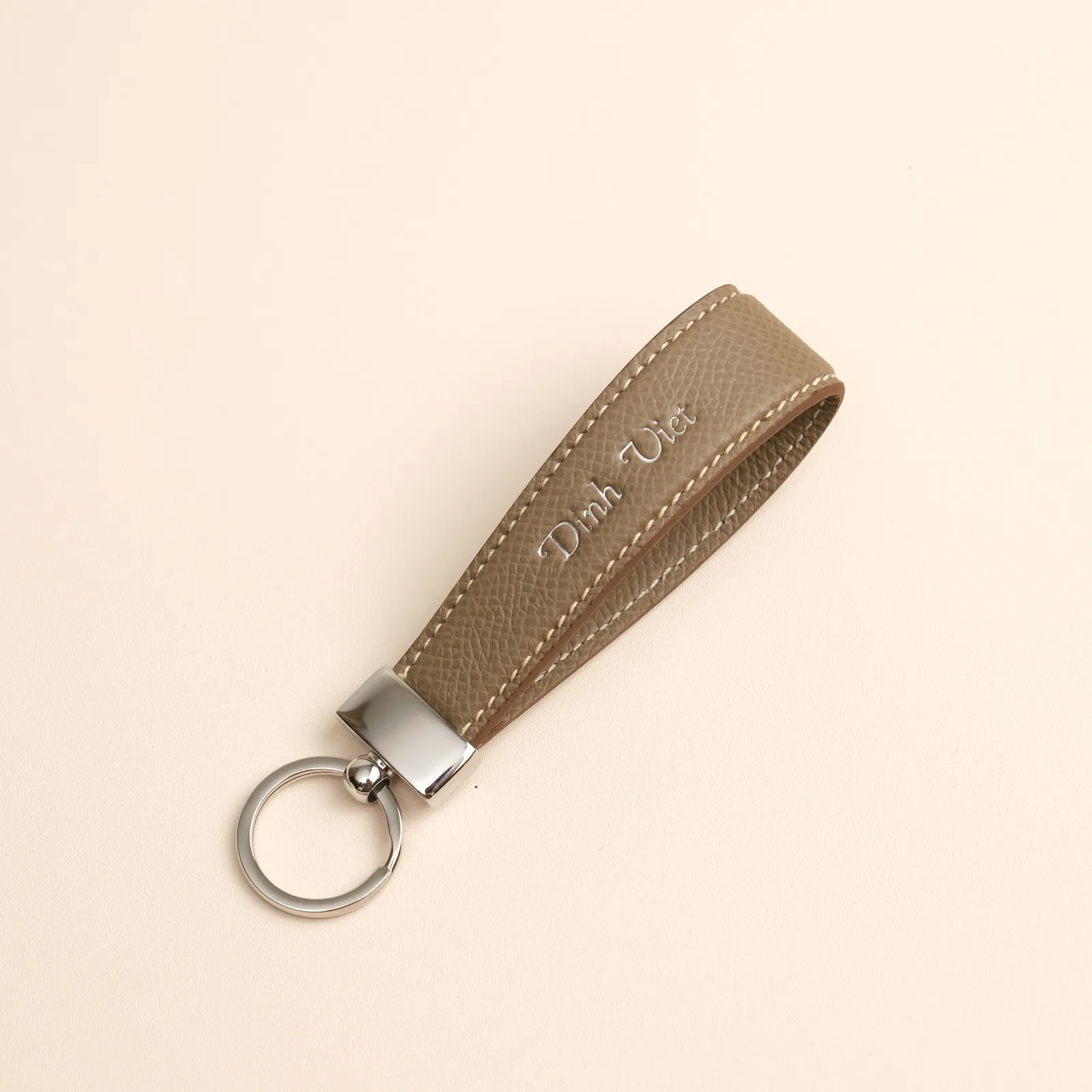 Ảnh Studio Móc khóa da Epsom màu xám taupe dáng vòng - Koi Leather