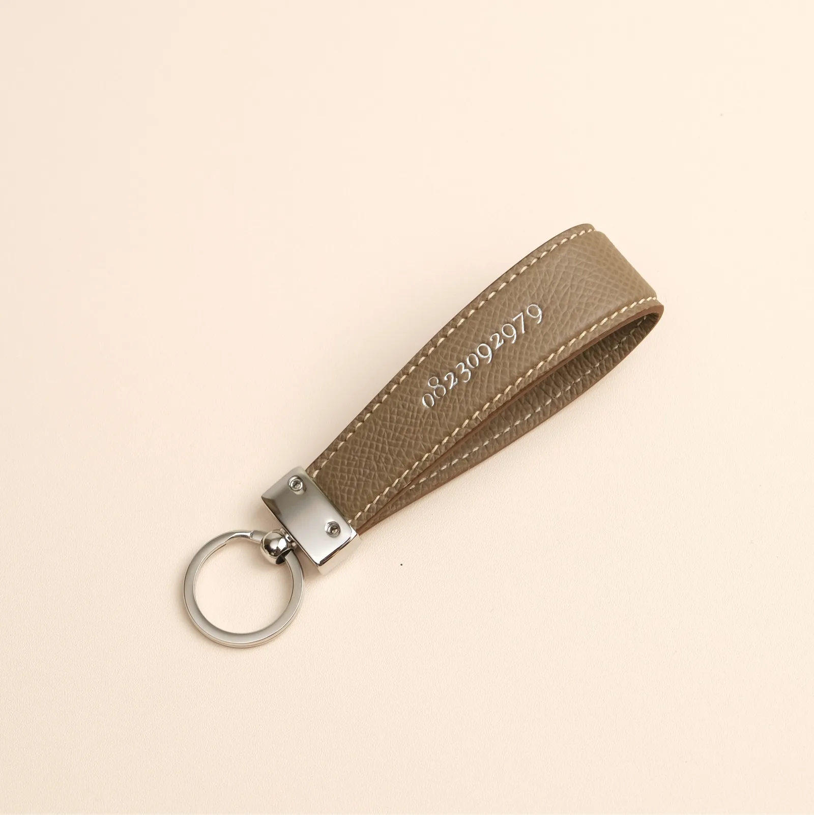 Ảnh Studio Móc khóa da Epsom màu xám taupe dáng vòng - Koi Leather