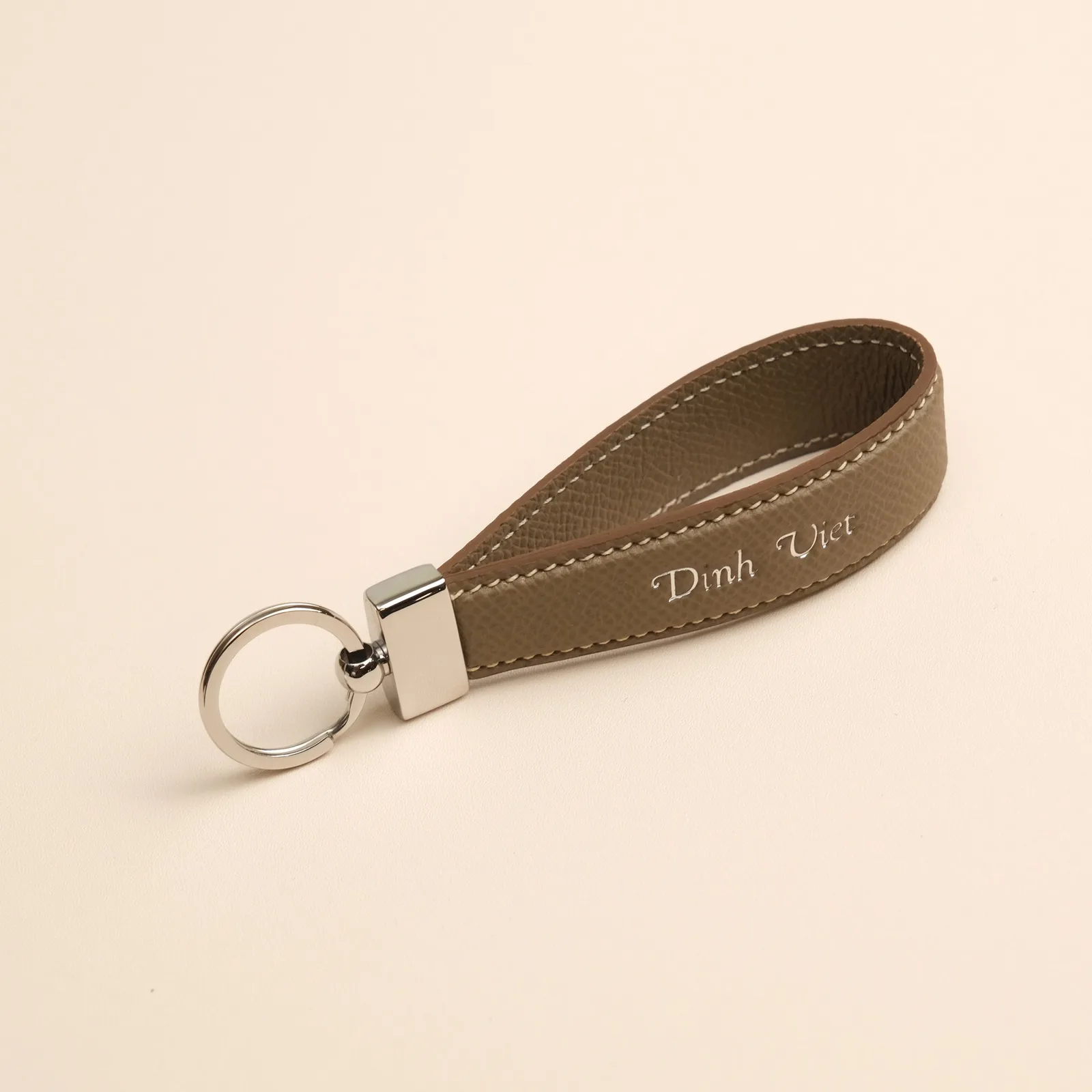 Ảnh Studio Móc khóa da Epsom màu xám taupe dáng vòng - Koi Leather