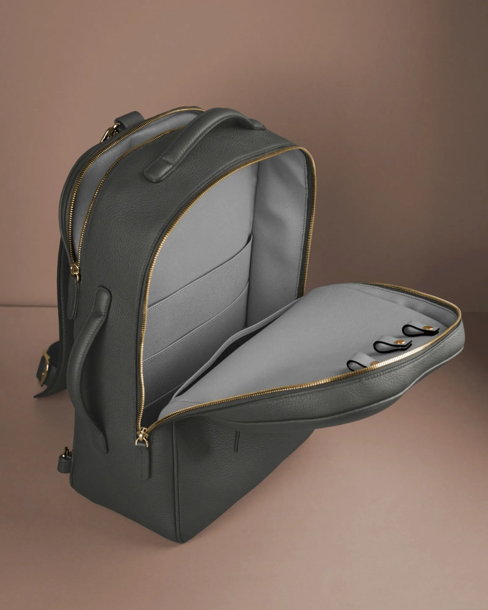 Ảnh Studio Balo da bò Togo màu xám Etain quai xách đa năng - Koi Leather