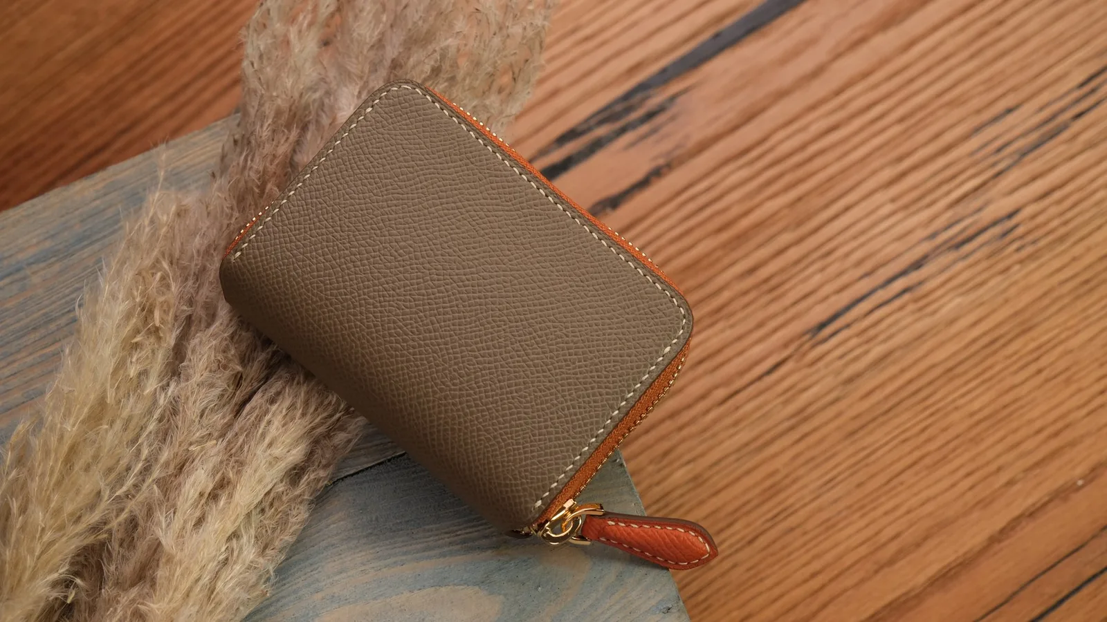 Ảnh Studio Ví zip mini da bò Epsom xám phối cam - Koi Leather