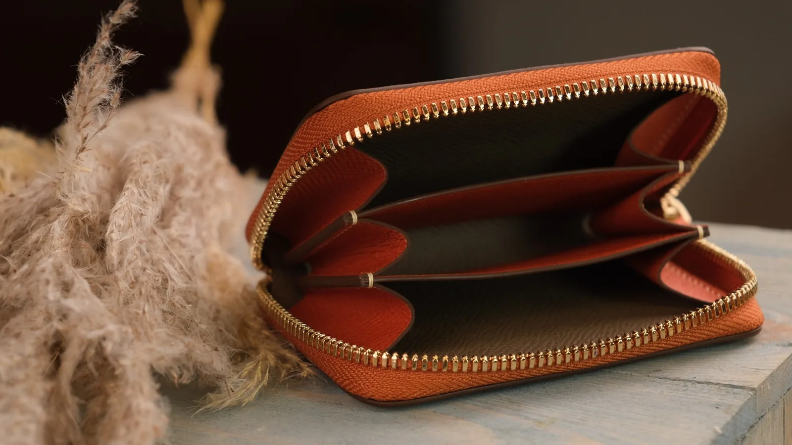 Ảnh Studio Ví zip mini da bò Epsom xám phối cam - Koi Leather