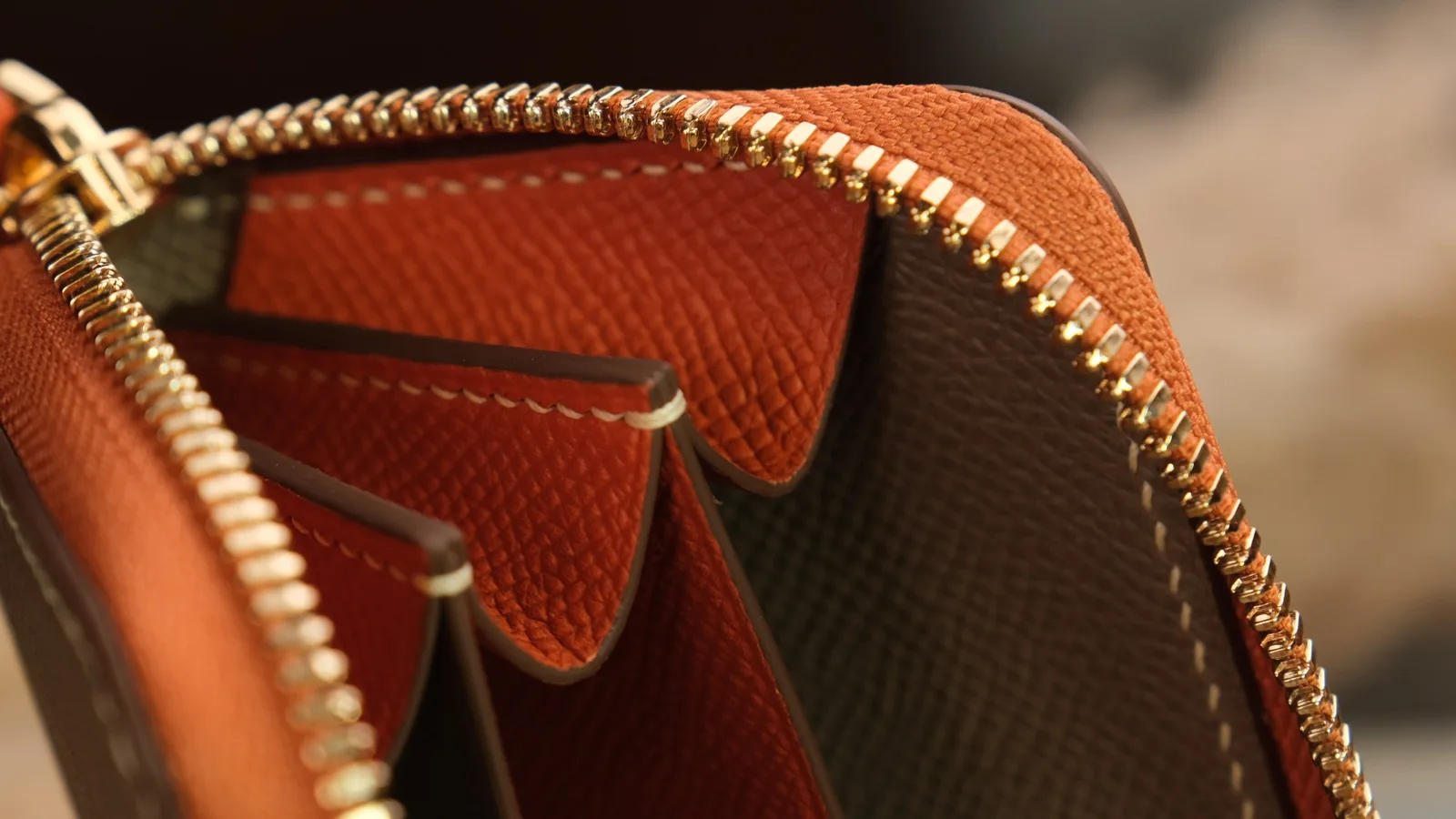 Ảnh Studio Ví zip mini da bò Epsom xám phối cam - Koi Leather