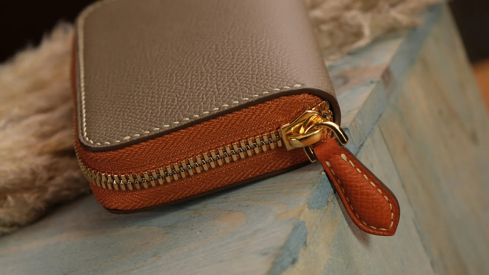 Ảnh Studio Ví zip mini da bò Epsom xám phối cam - Koi Leather