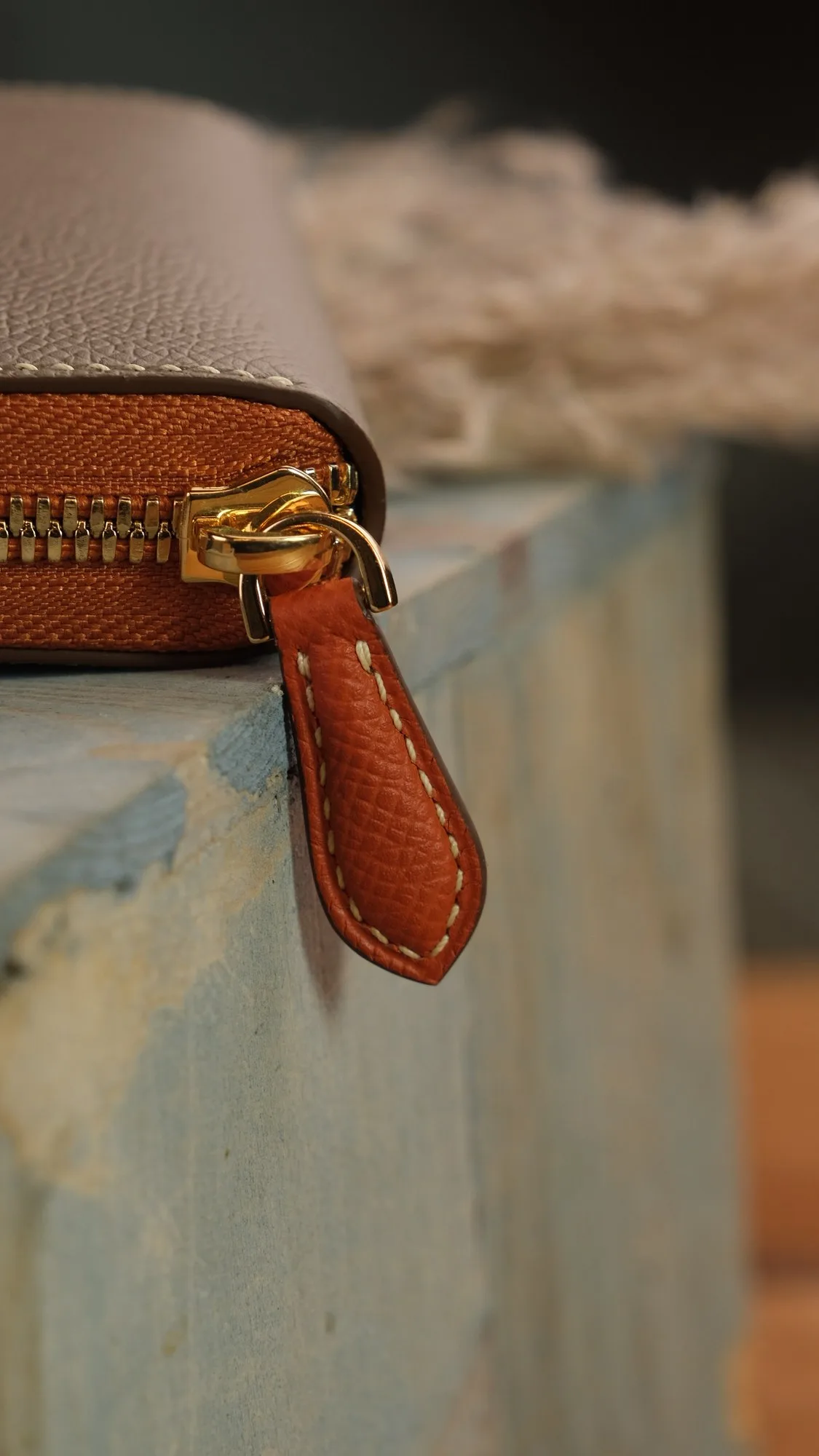 Ảnh Studio Ví zip mini da bò Epsom xám phối cam - Koi Leather