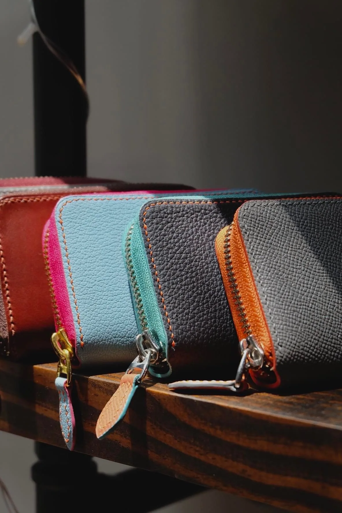 Ảnh Lifestyle Ví zip mini da bò Epsom xám phối cam - Koi Leather