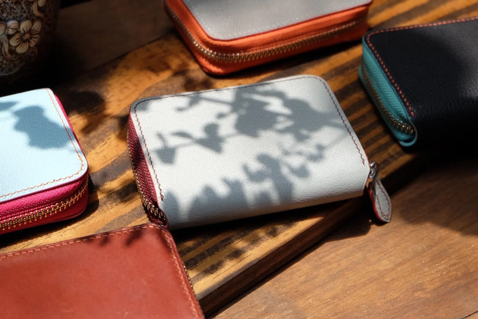 Ảnh Lifestyle Ví zip mini da bò Epsom xám phối cam - Koi Leather