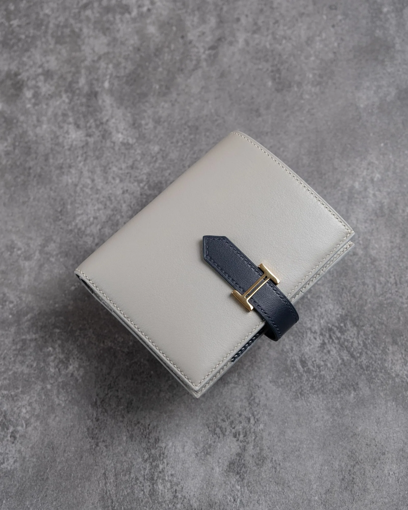 Ảnh Studio Ví da Swift dáng gập cài đai hoạ tiết rồng xám navy - Koi Leather
