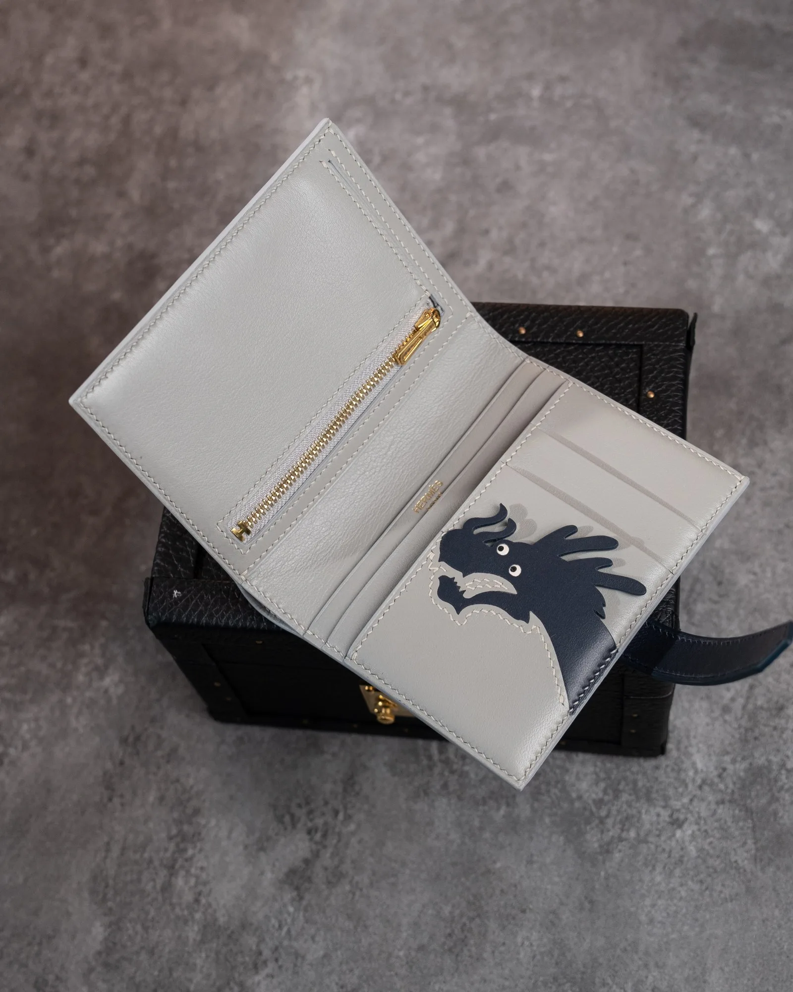 Ảnh Studio Ví da Swift dáng gập cài đai hoạ tiết rồng xám navy - Koi Leather