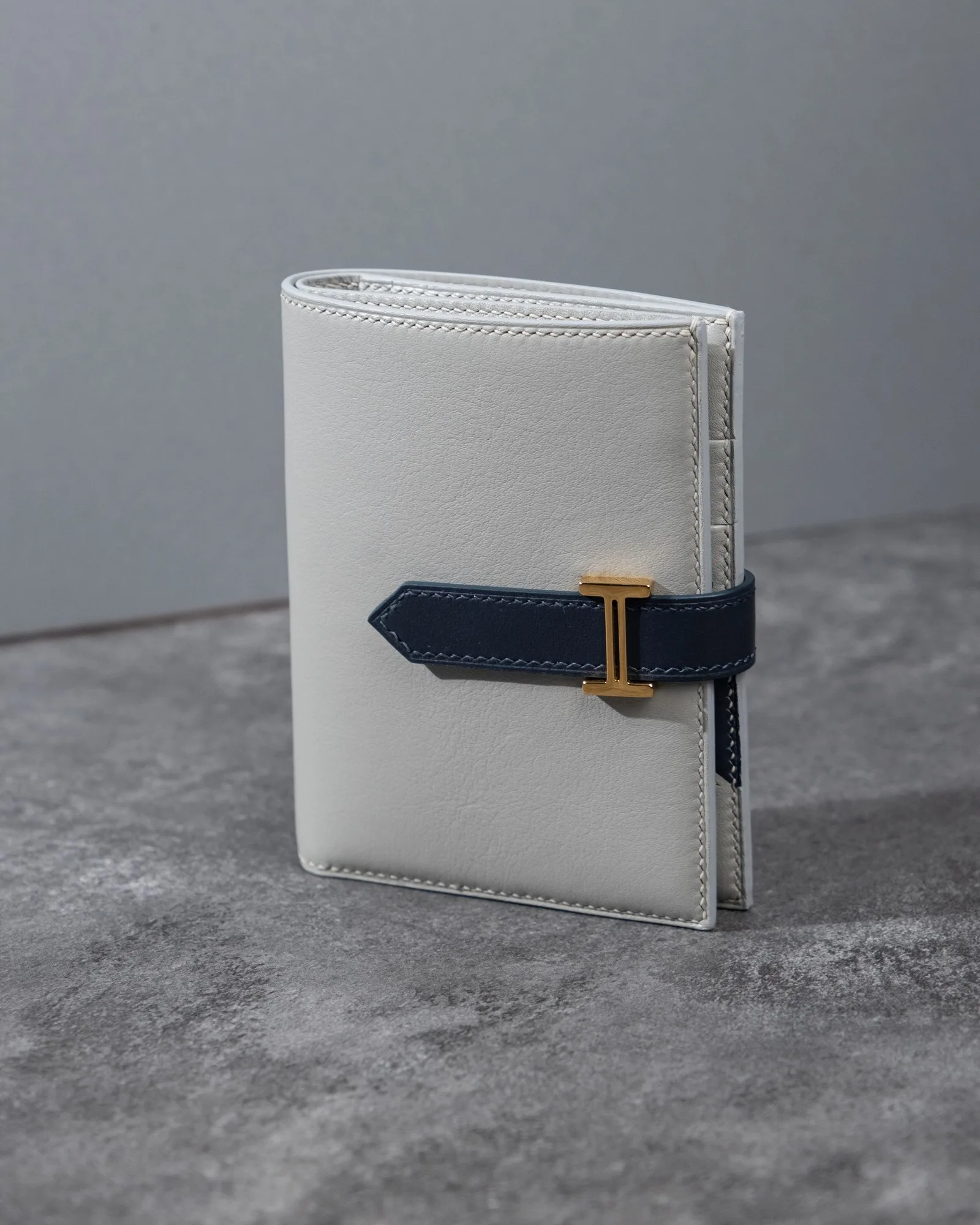 Ảnh Studio Ví da Swift dáng gập cài đai hoạ tiết rồng xám navy - Koi Leather