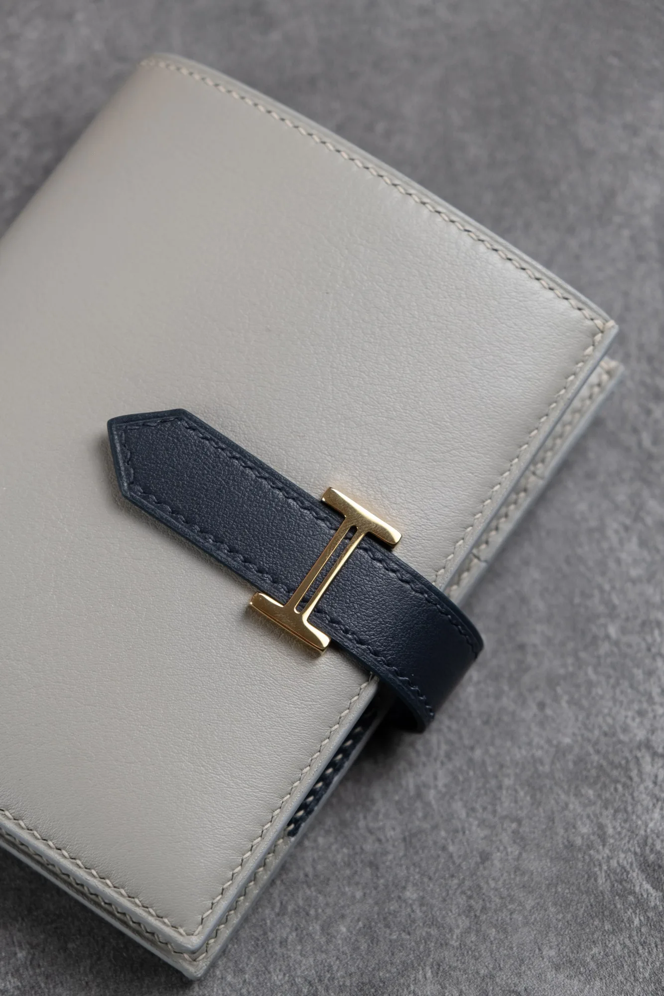 Ảnh Studio Ví da Swift dáng gập cài đai hoạ tiết rồng xám navy - Koi Leather