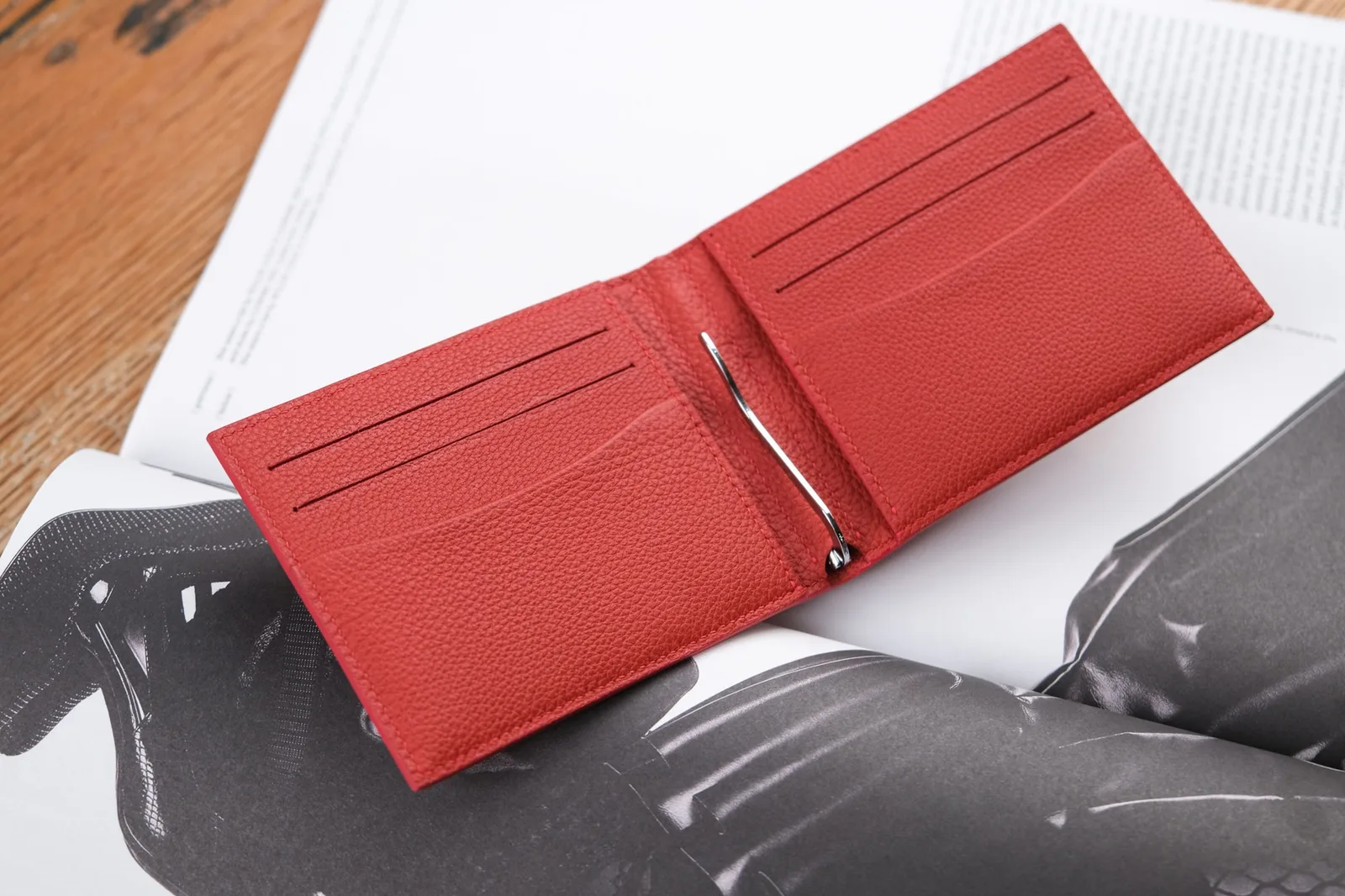 Ảnh Studio Ví kẹp tiền da bò vân Togo màu đỏ - Koi Leather
