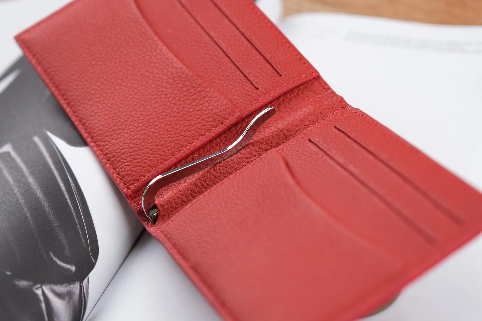 Ảnh Studio Ví kẹp tiền da bò vân Togo màu đỏ - Koi Leather