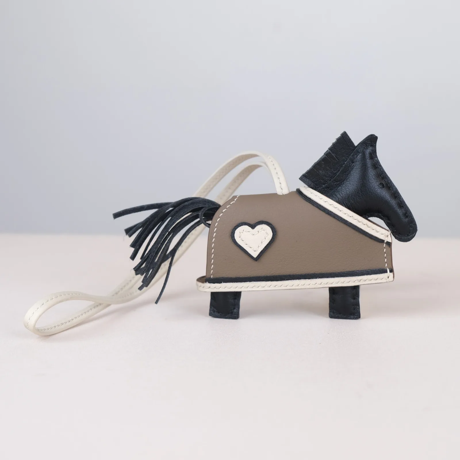 Ảnh Studio Charm túi hình ngựa da Swift đen phối áo khoác tim - Koi Leather