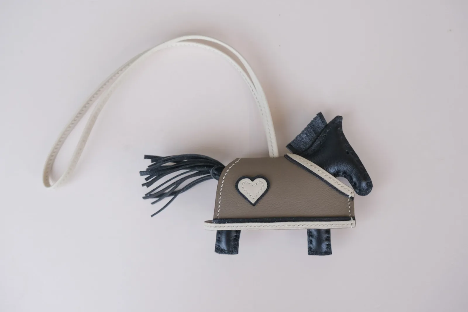 Ảnh Studio Charm túi hình ngựa da Swift đen phối áo khoác tim - Koi Leather