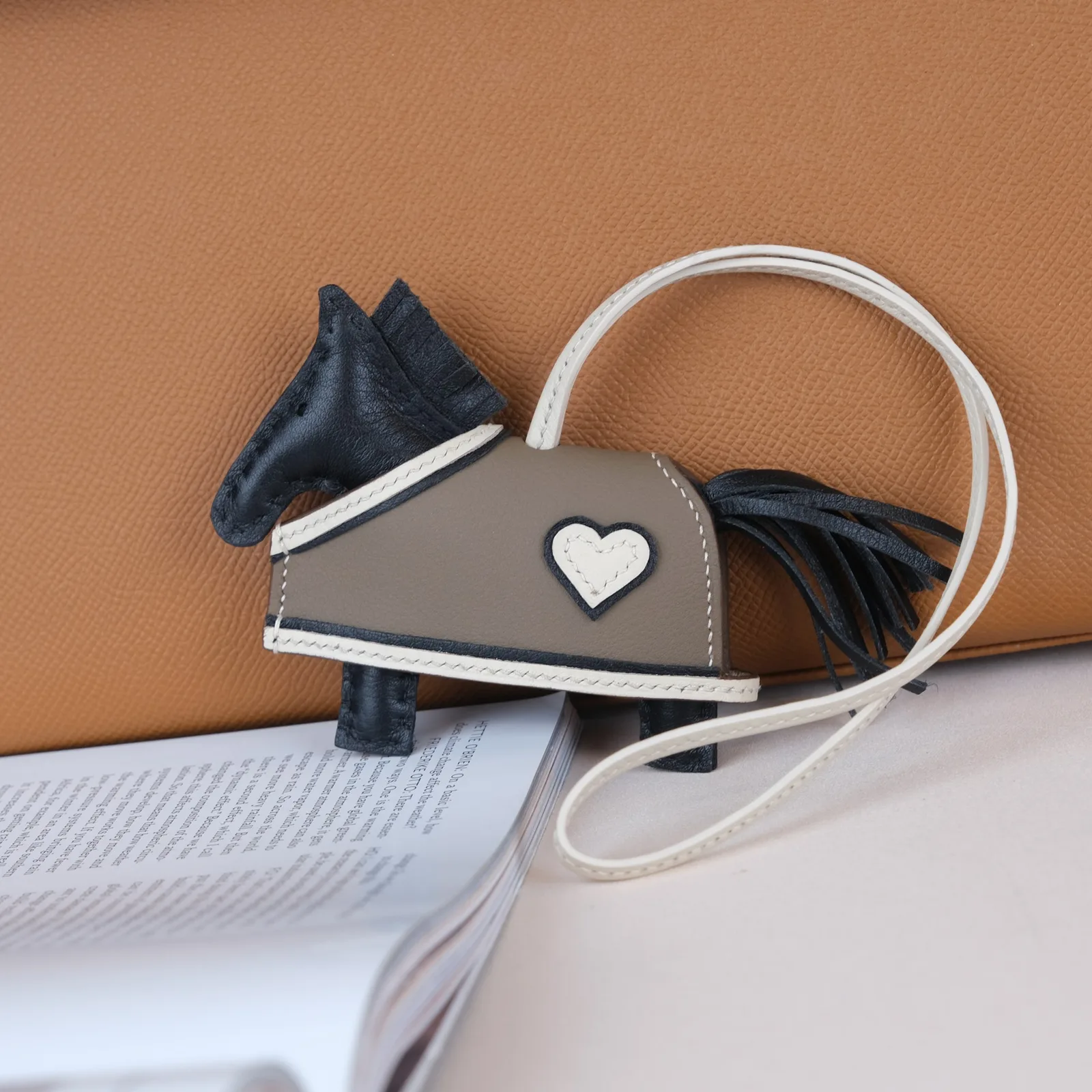 Ảnh Lifestyle Charm túi hình ngựa da Swift đen phối áo khoác tim - Koi Leather