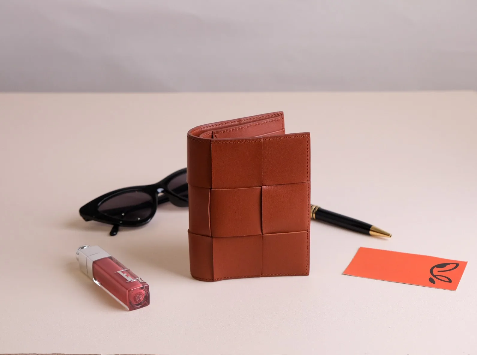 Ảnh Studio Ví gập đứng da bò đan thủ công màu nâu - Koi Leather