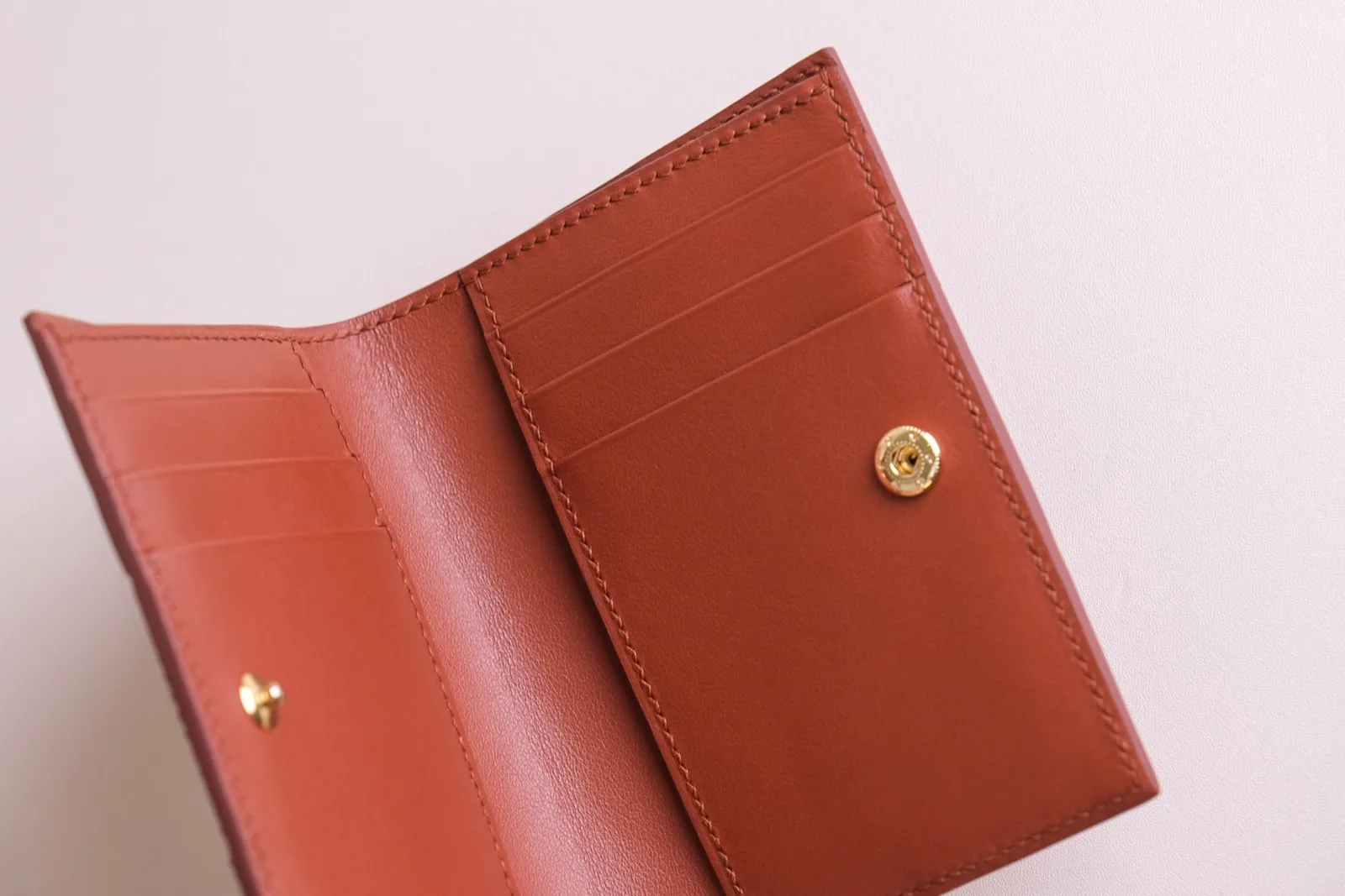 Ảnh Studio Ví gập đứng da bò đan thủ công màu nâu - Koi Leather