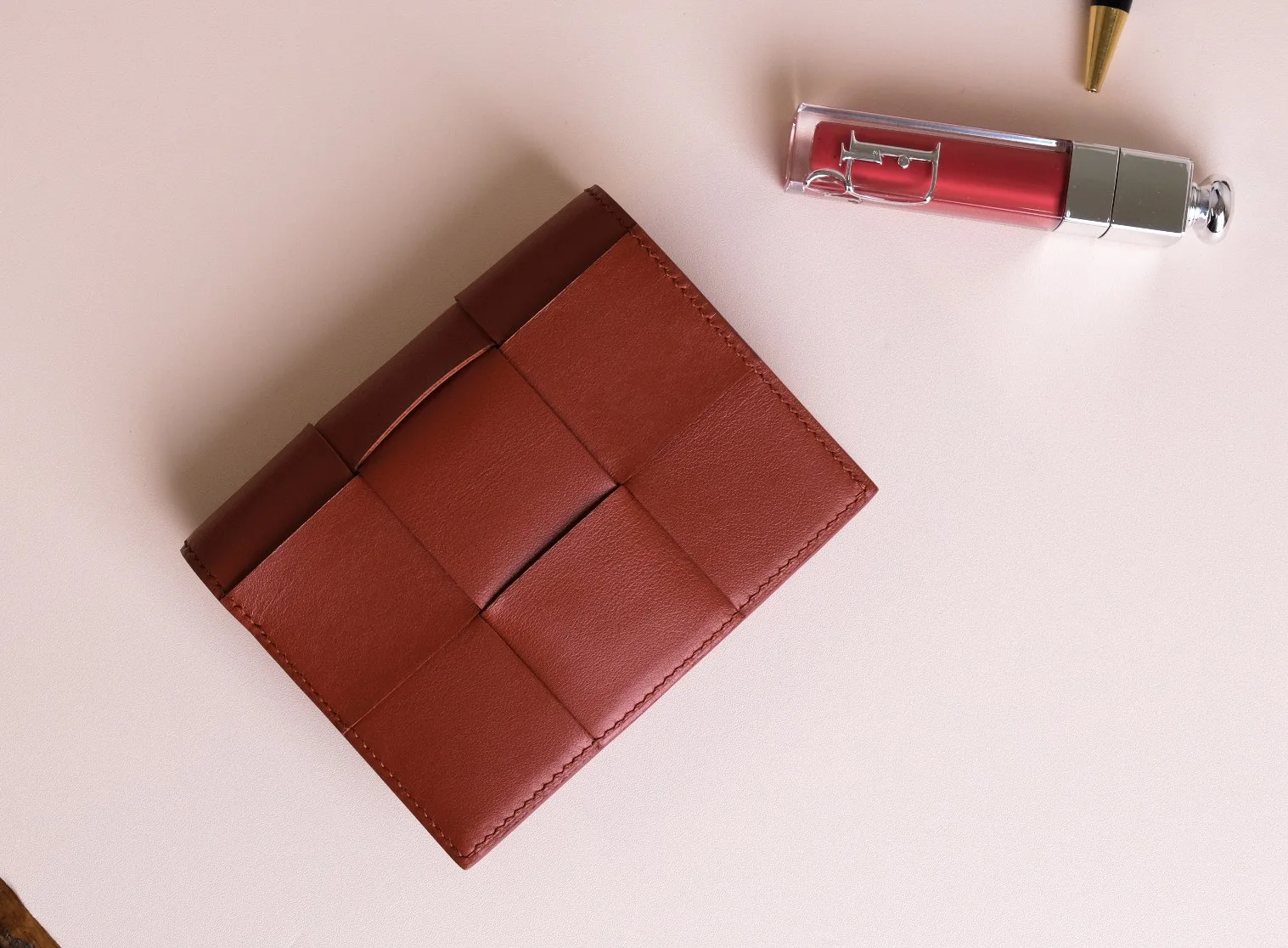 Ảnh Studio Ví gập đứng da bò đan thủ công màu nâu - Koi Leather