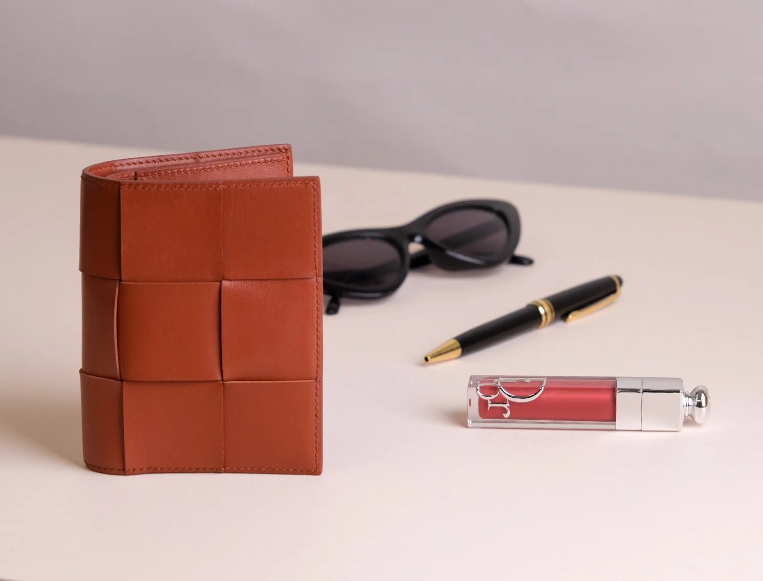 Ảnh Studio Ví gập đứng da bò đan thủ công màu nâu - Koi Leather