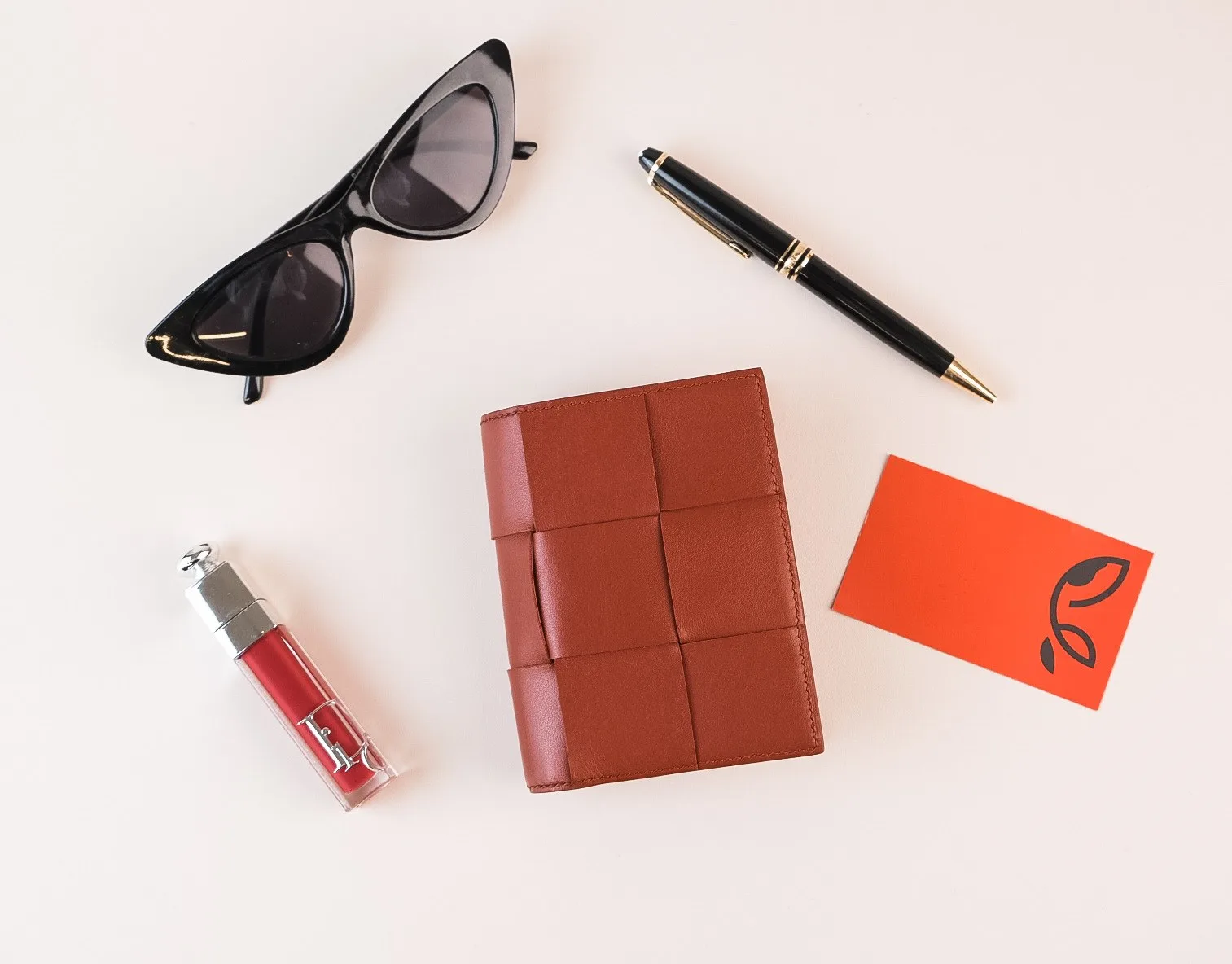 Ảnh Lifestyle Ví gập đứng da bò đan thủ công màu nâu - Koi Leather