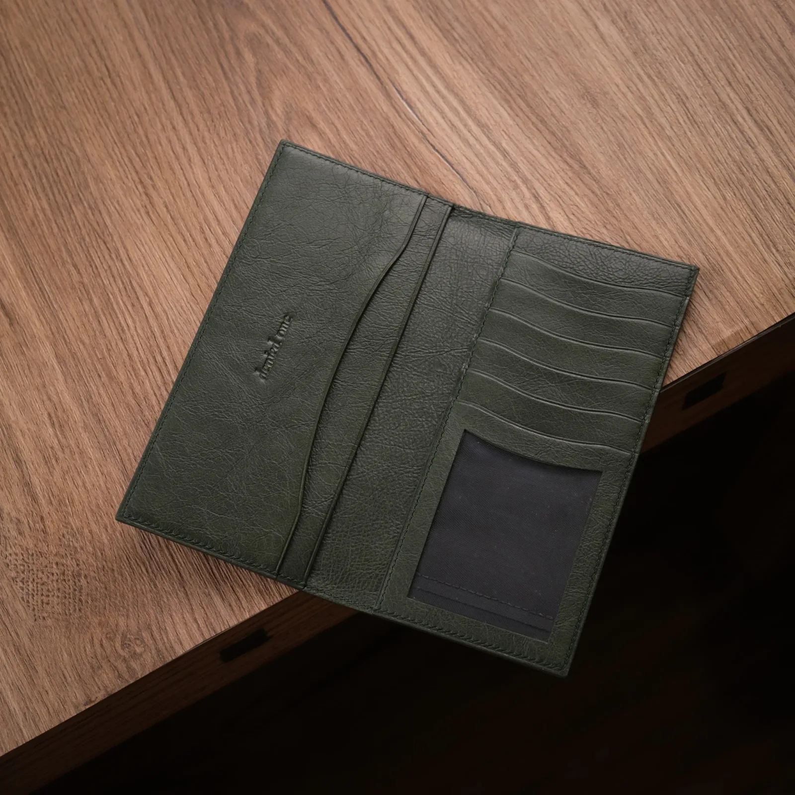 Ảnh Studio Ví dài xanh - KOI Leather