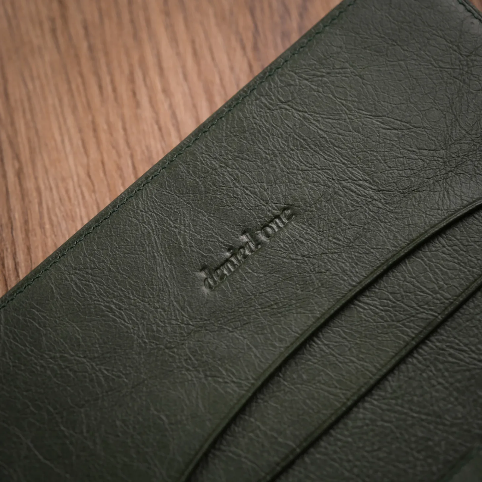 Ảnh Studio Ví dài xanh - KOI Leather