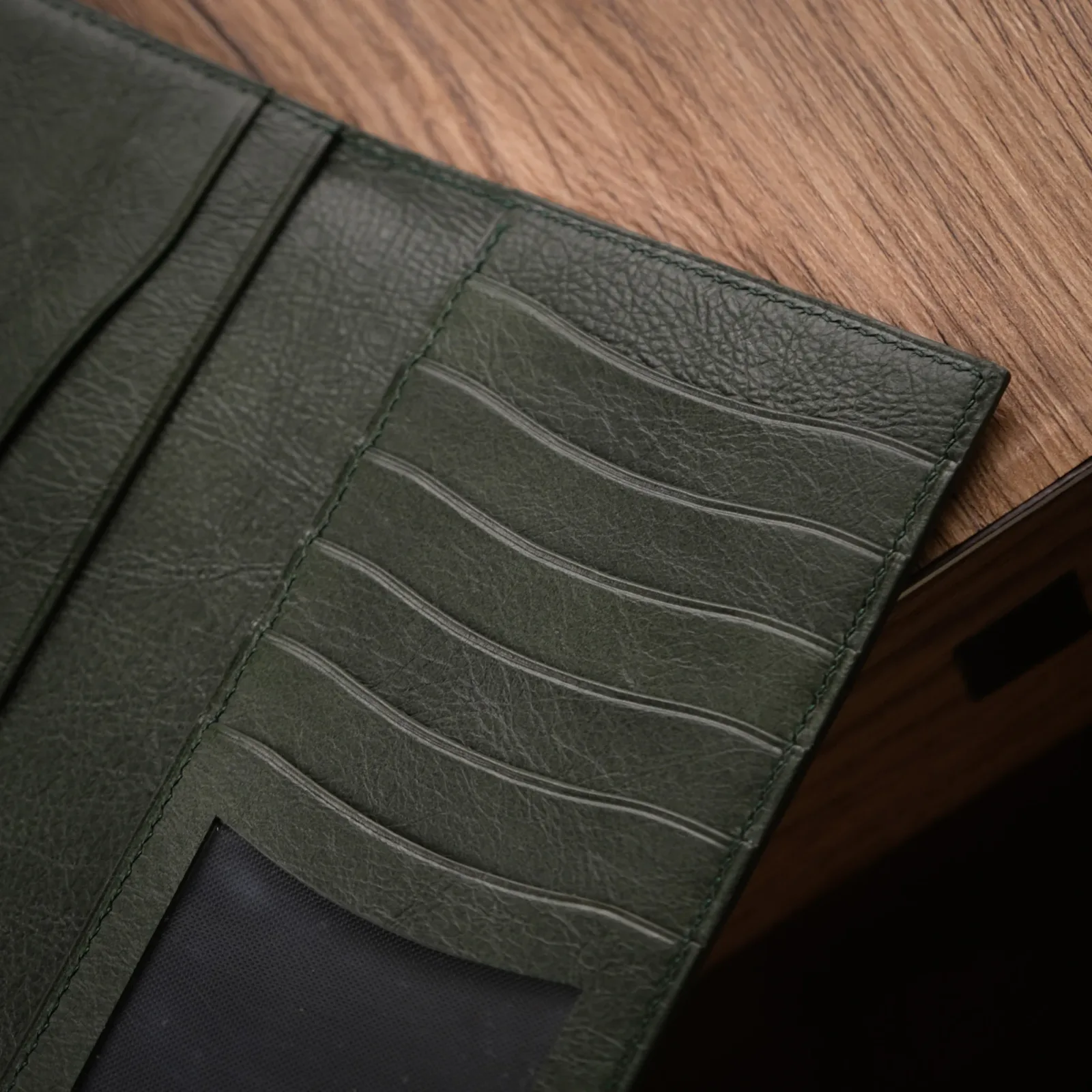 Ảnh Studio Ví dài xanh - KOI Leather