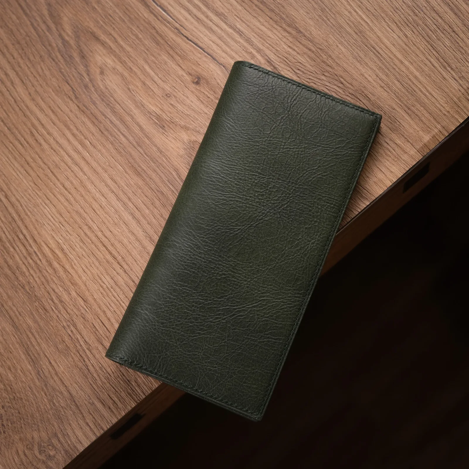 Ảnh Studio Ví dài xanh - KOI Leather