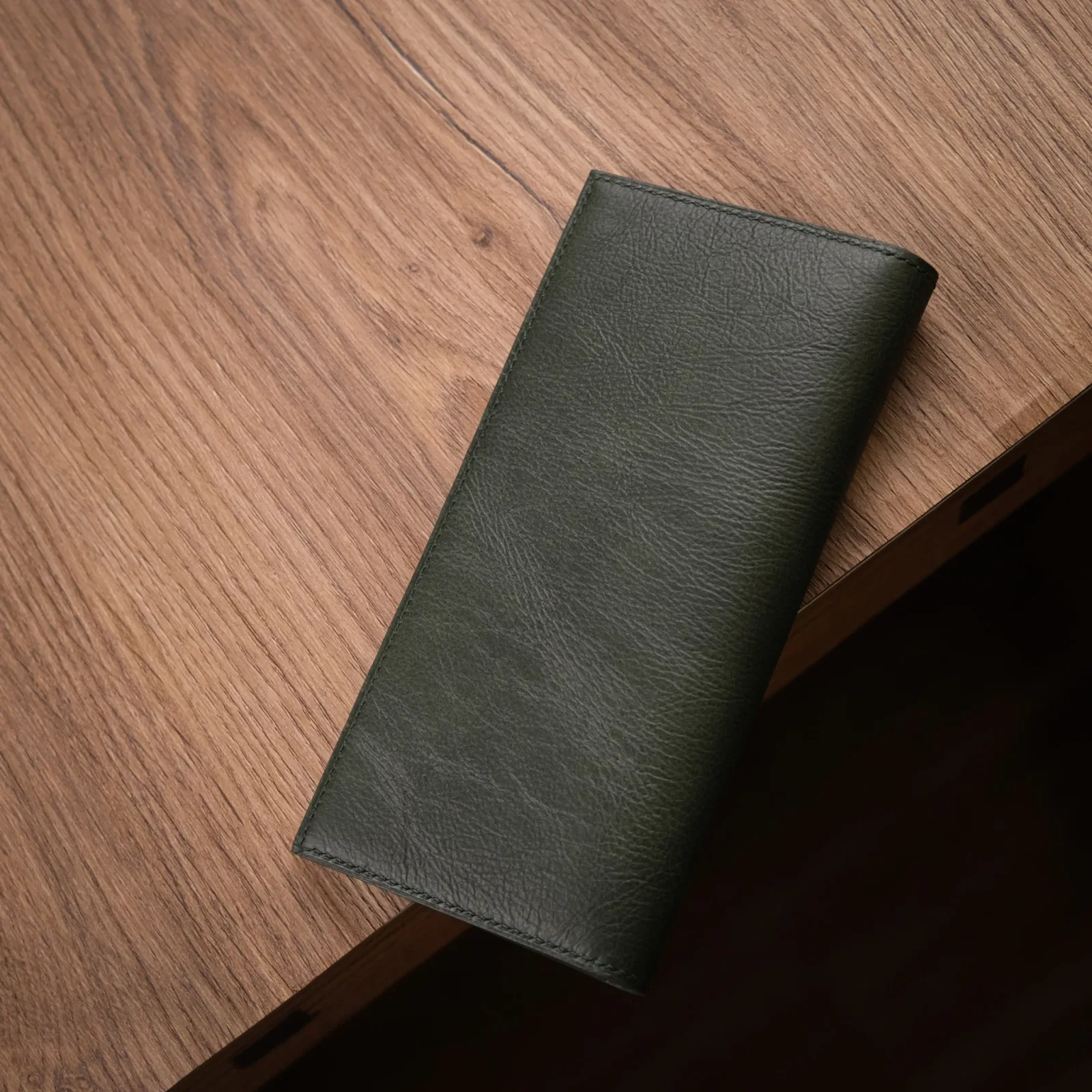 Ảnh Studio Ví dài xanh - KOI Leather