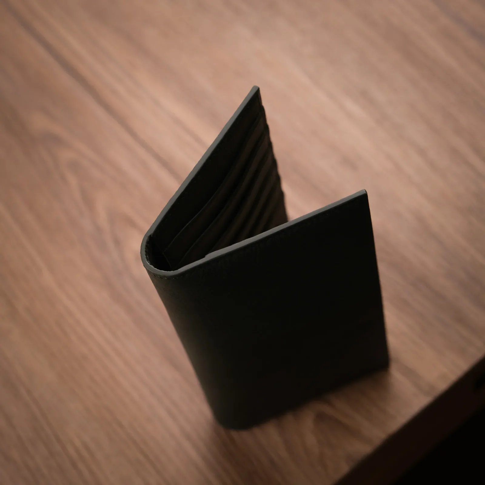 Ảnh Studio Ví dài xanh - KOI Leather