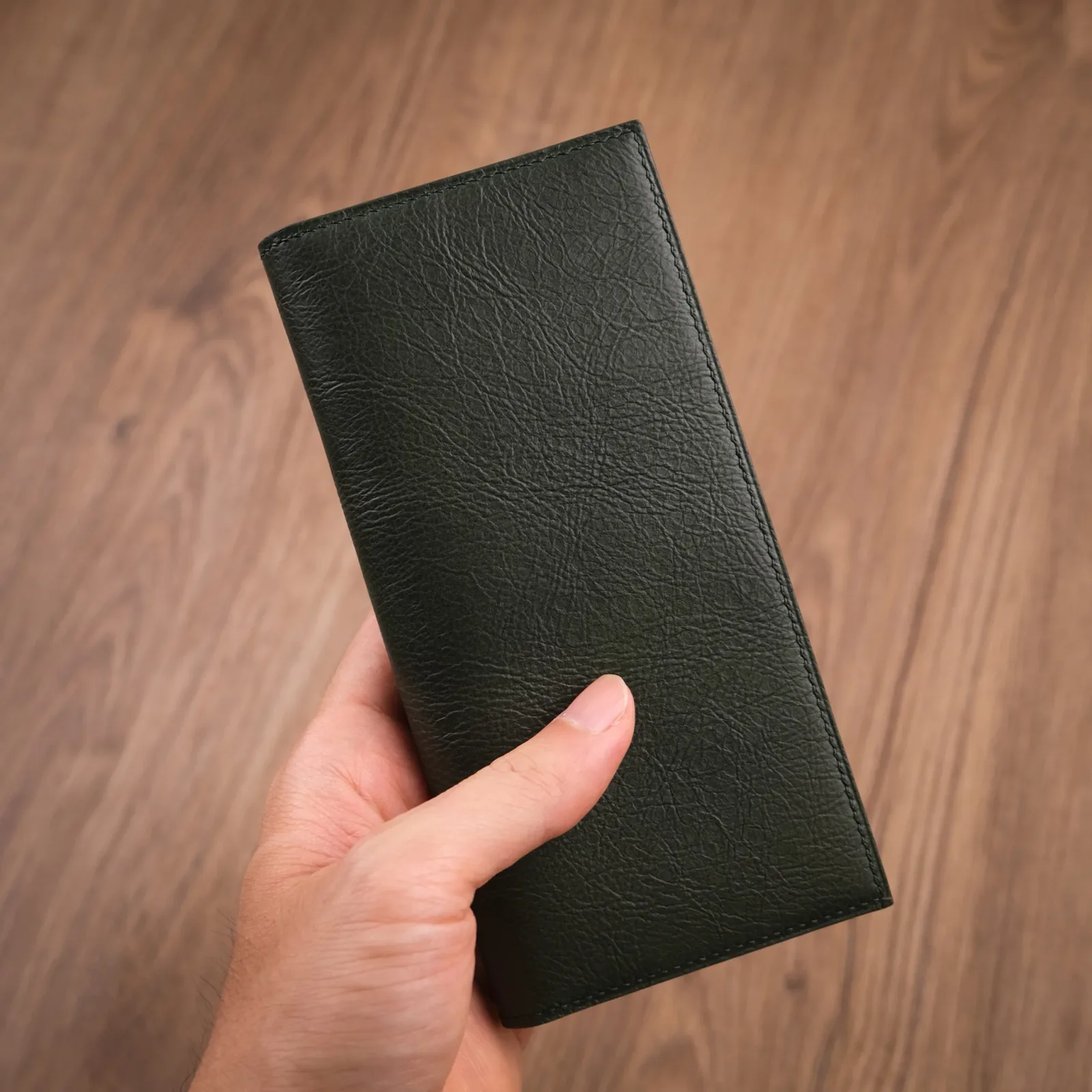 Ảnh Studio Ví dài xanh - KOI Leather