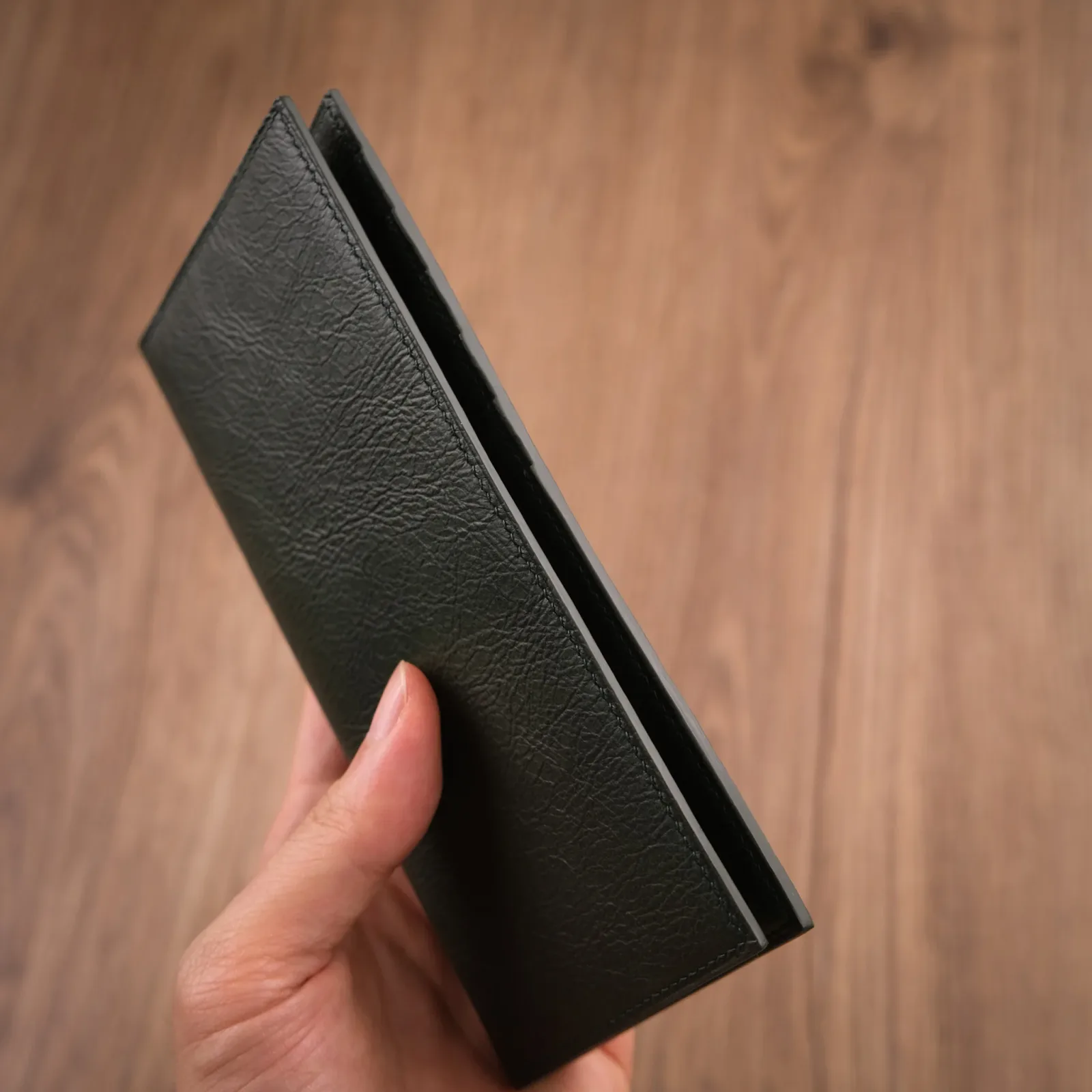 Ảnh Studio Ví dài xanh - KOI Leather