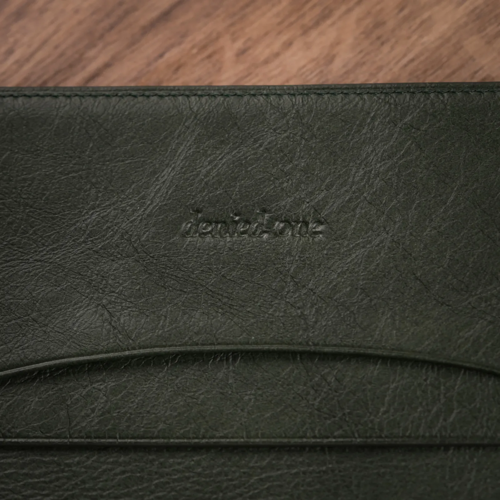 Ảnh Studio Ví dài xanh - KOI Leather