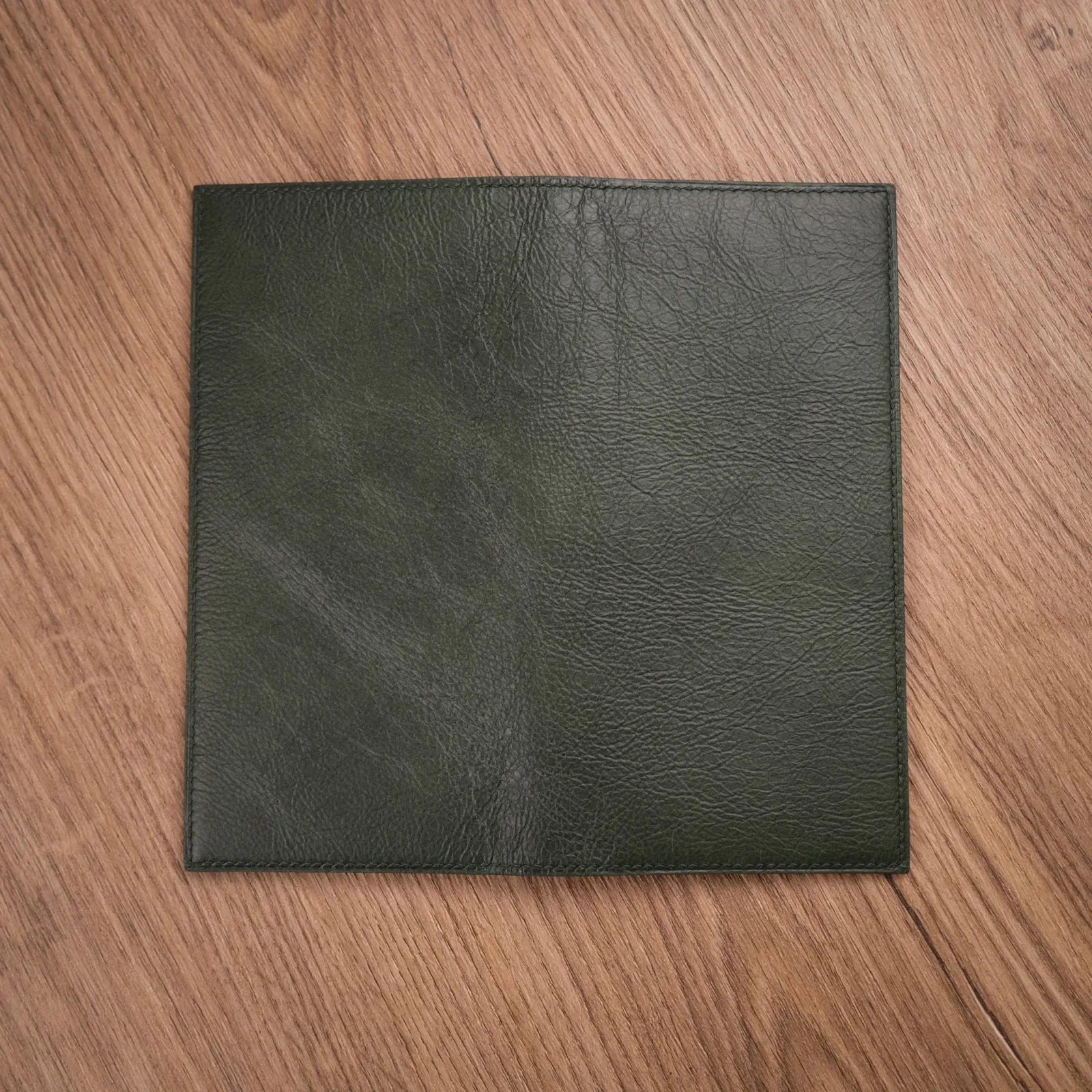 Ảnh Studio Ví dài xanh - KOI Leather