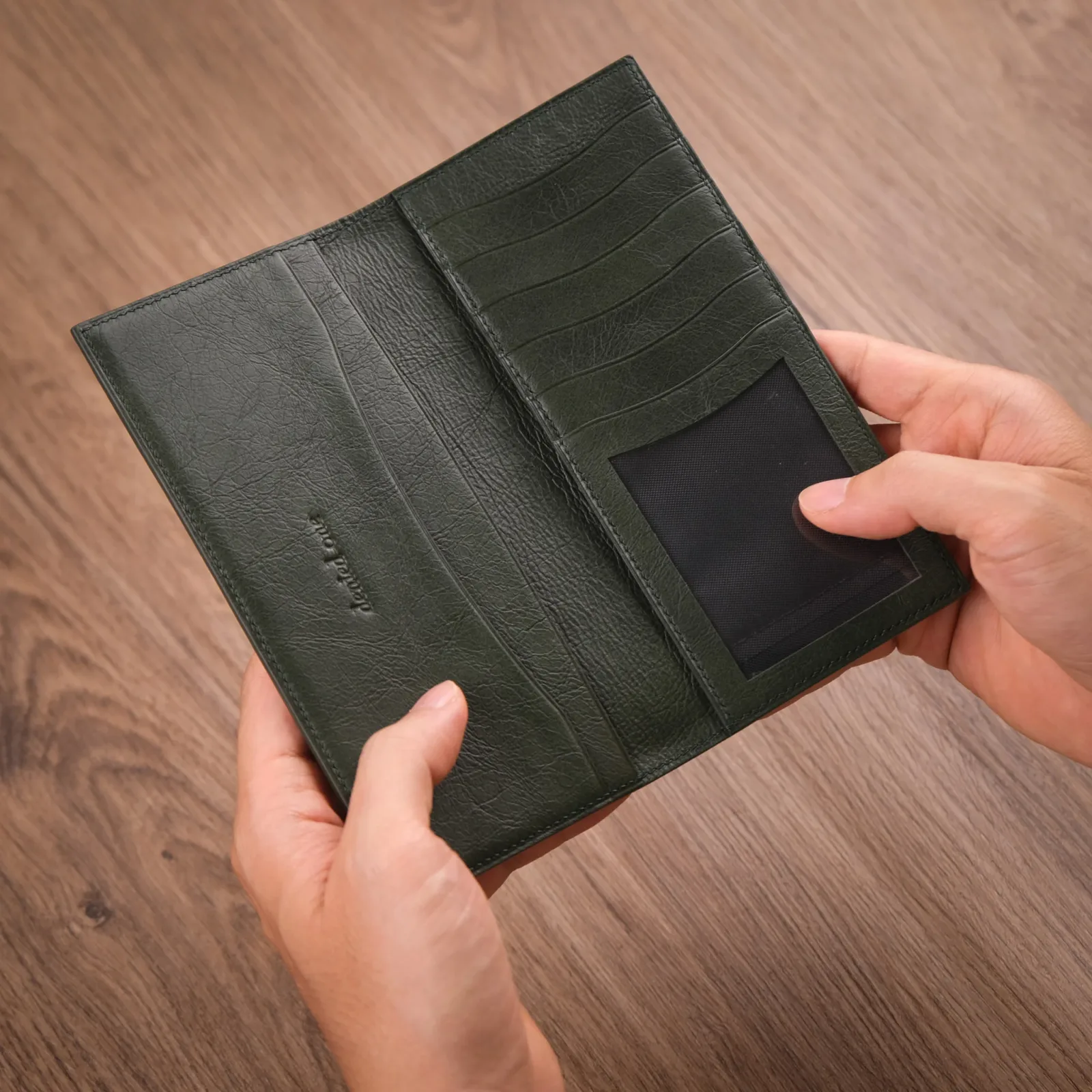 Ảnh Studio Ví dài xanh - KOI Leather