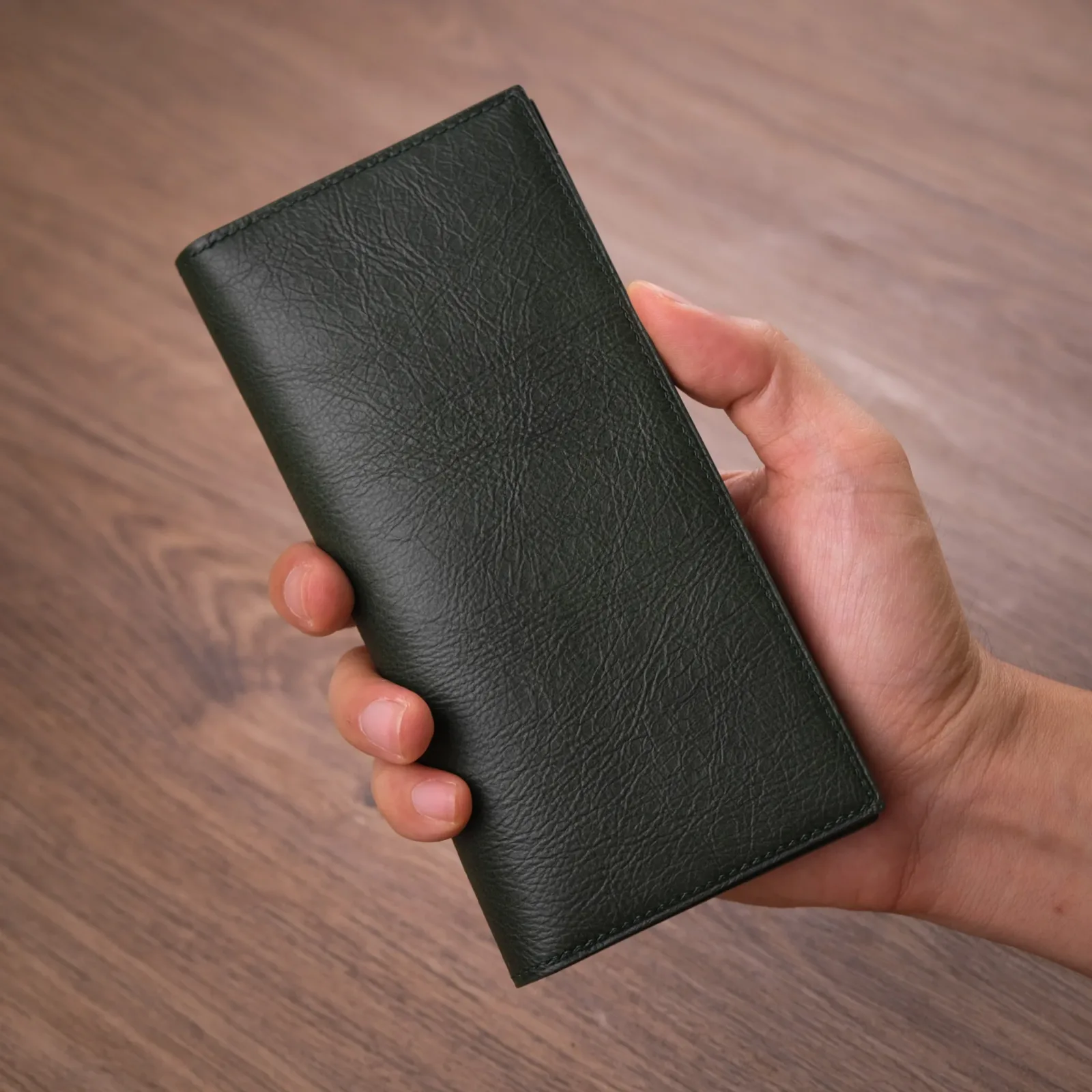 Ảnh Studio Ví dài xanh - KOI Leather