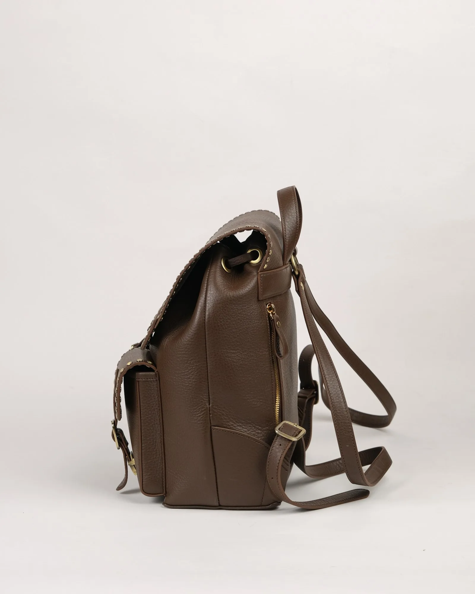 Ảnh Studio Balo da bò vân viền đinh tán màu nâu đậm - Koi Leather