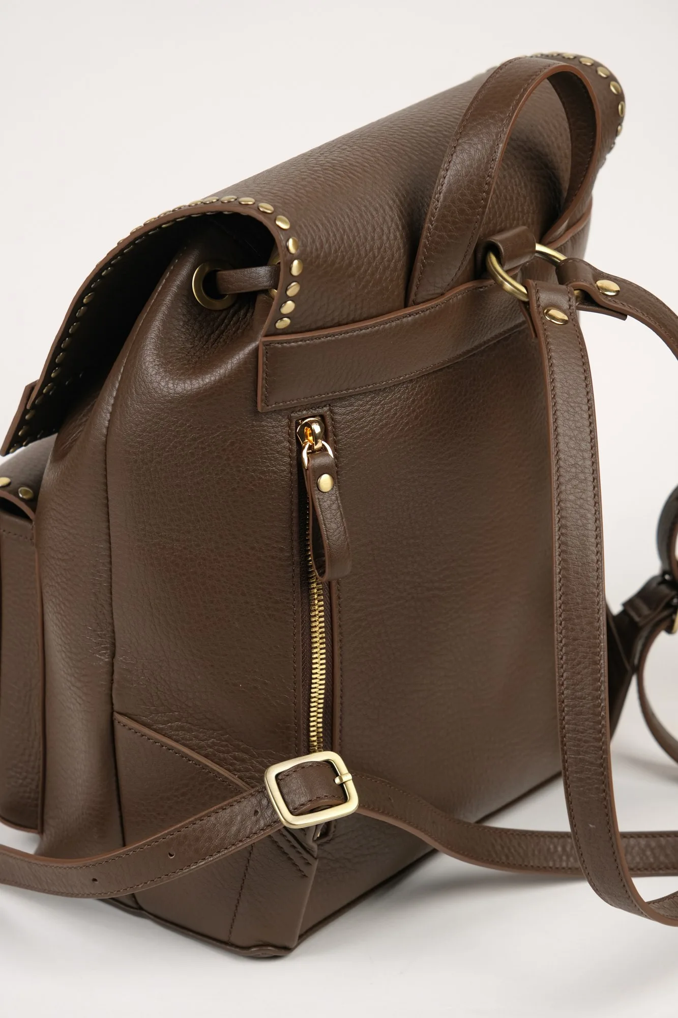 Ảnh Studio Balo da bò vân viền đinh tán màu nâu đậm - Koi Leather