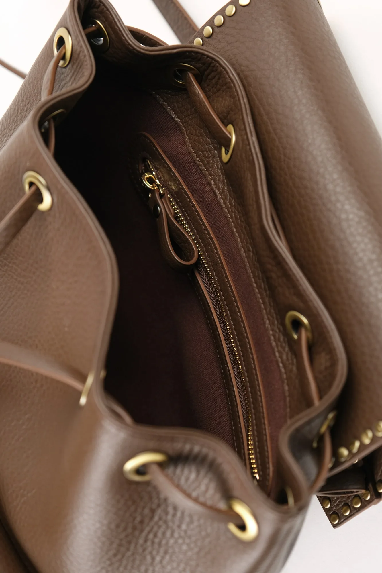 Ảnh Studio Balo da bò vân viền đinh tán màu nâu đậm - Koi Leather