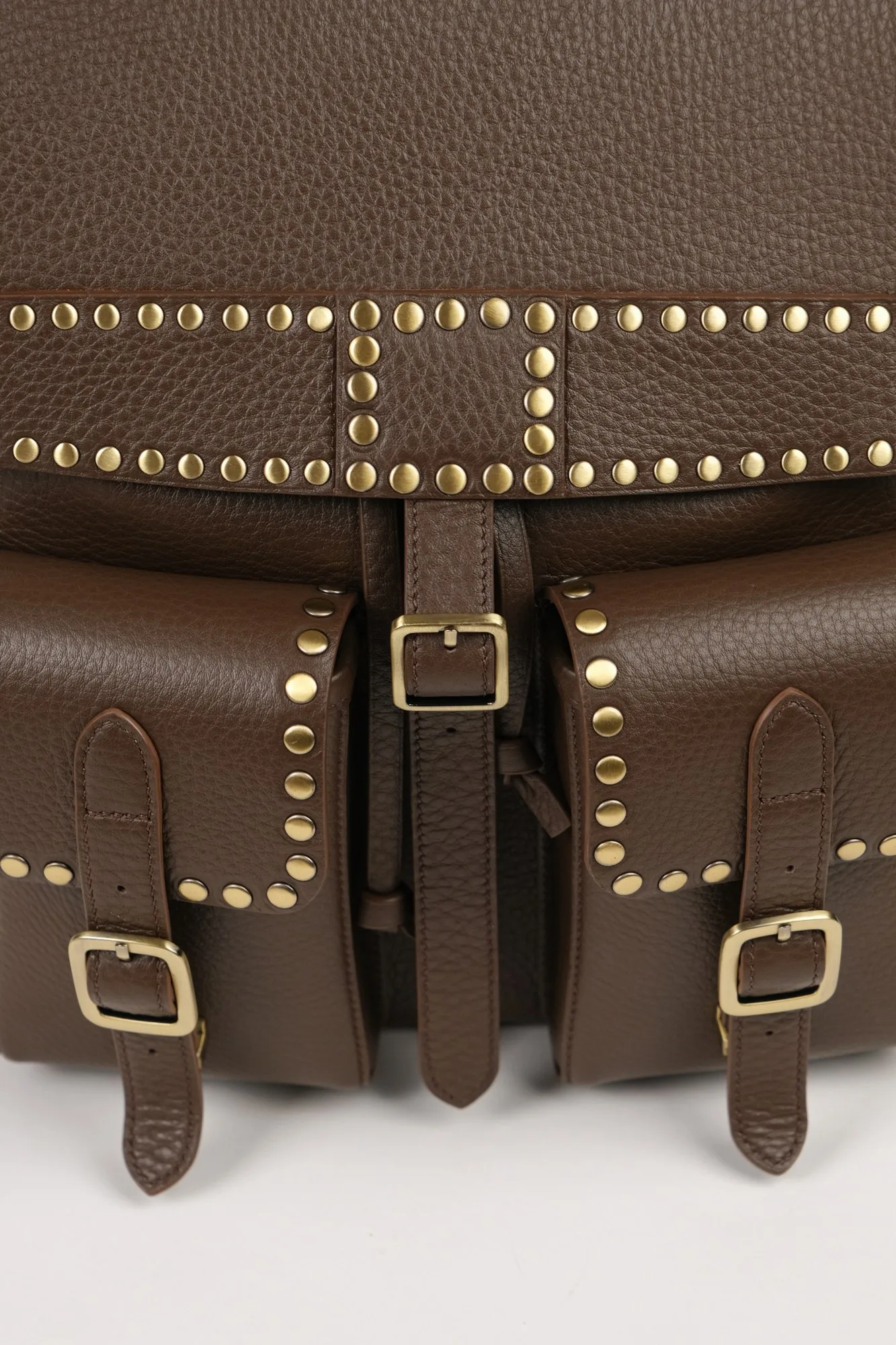 Ảnh Studio Balo da bò vân viền đinh tán màu nâu đậm - Koi Leather