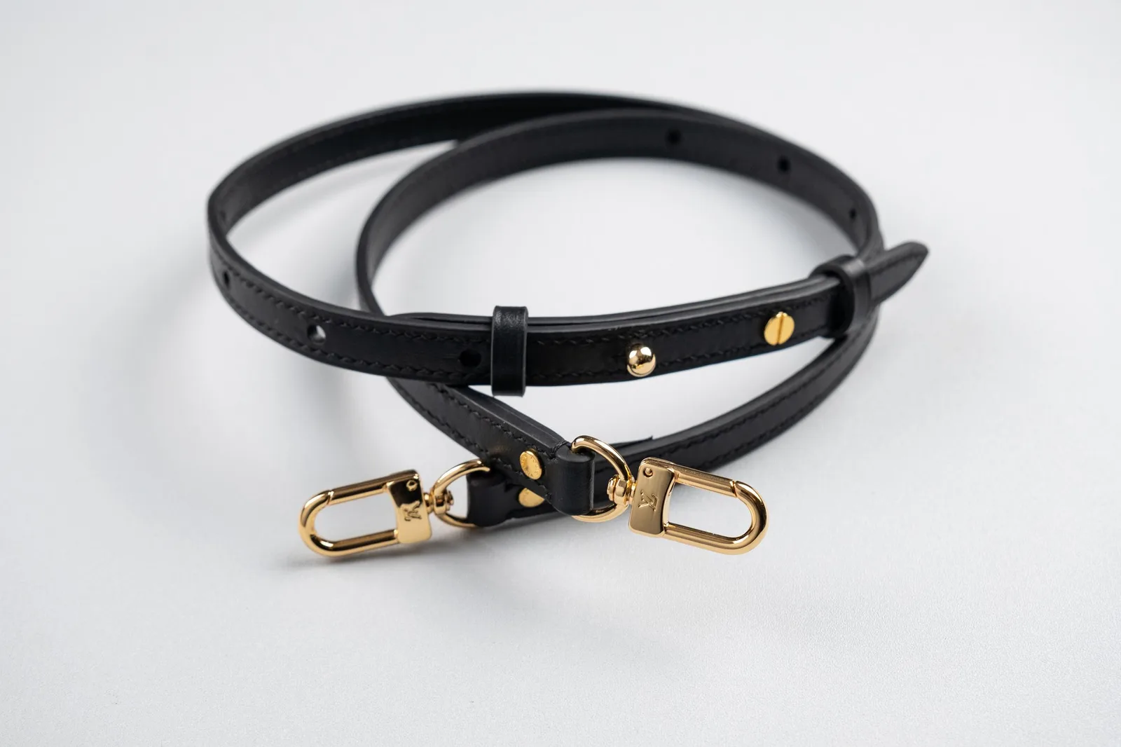 Ảnh Studio Cặp dây đeo balo da bò màu đen chốt nấm - Koi Leather