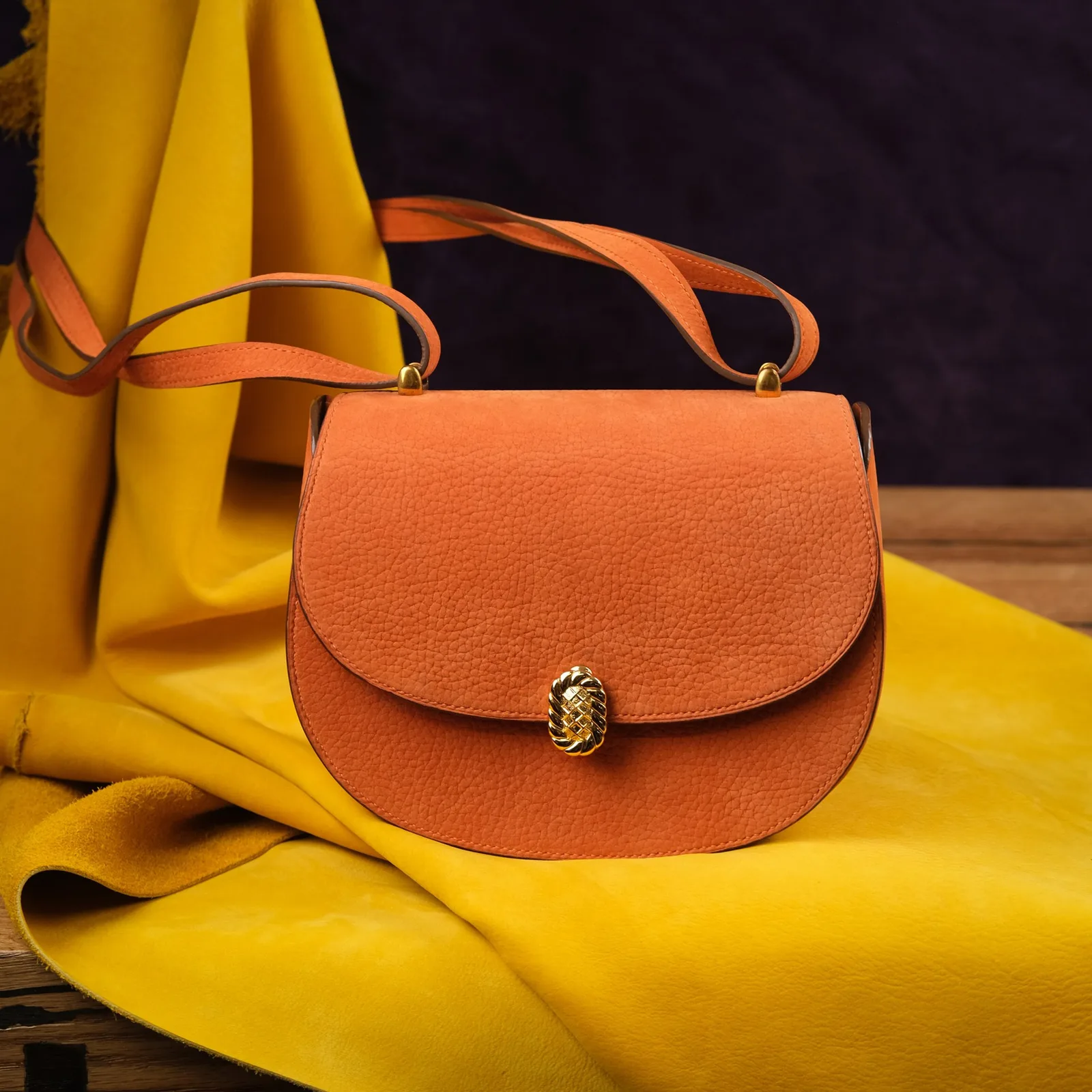 Ảnh Studio Túi đeo chéo nữ da Togo màu cam dáng bầu khóa xoắn - Koi Leather